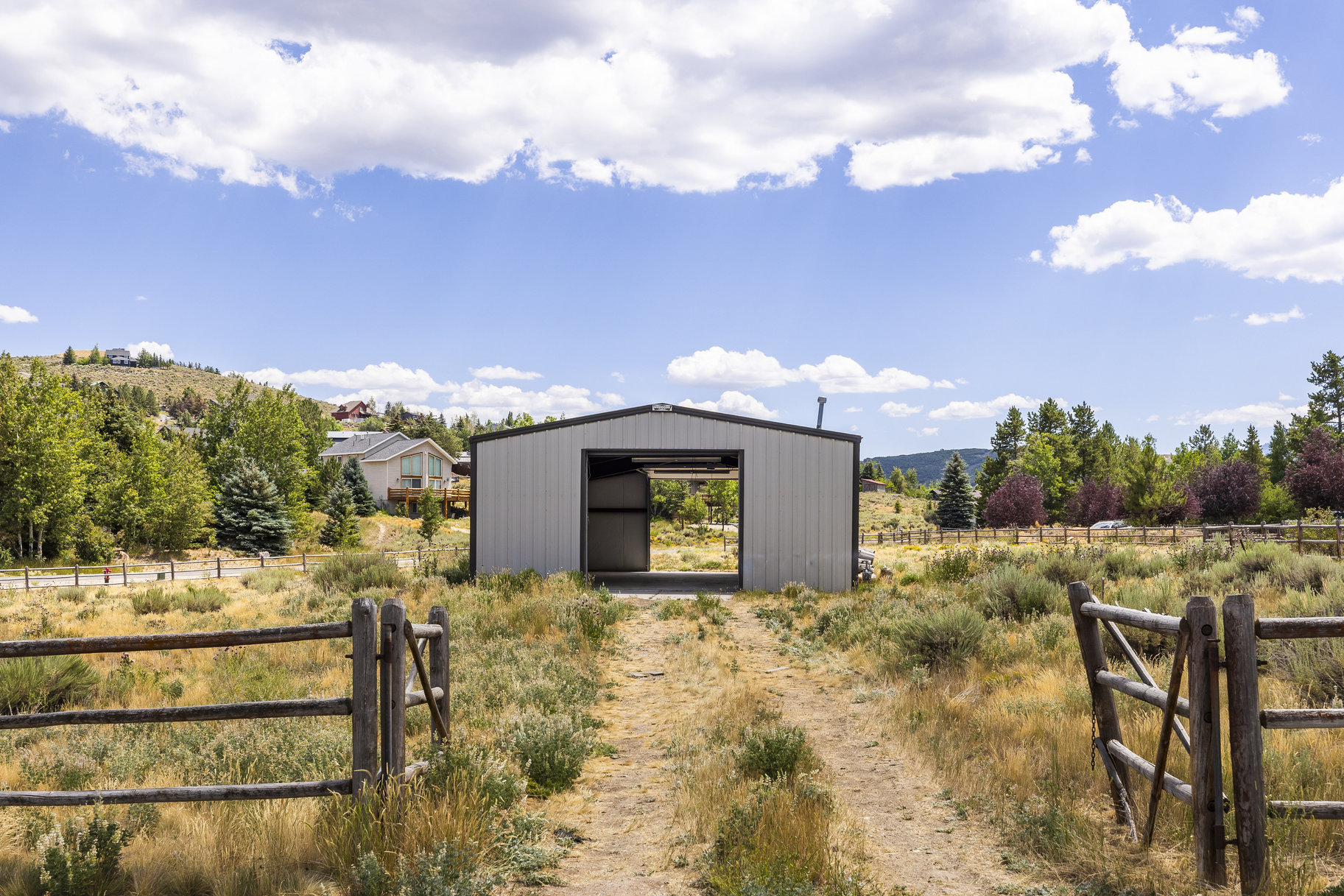  2 Acres  1,800 SF Barn  Minimal HOA  Park City School District — Bring Your V - 物件實景