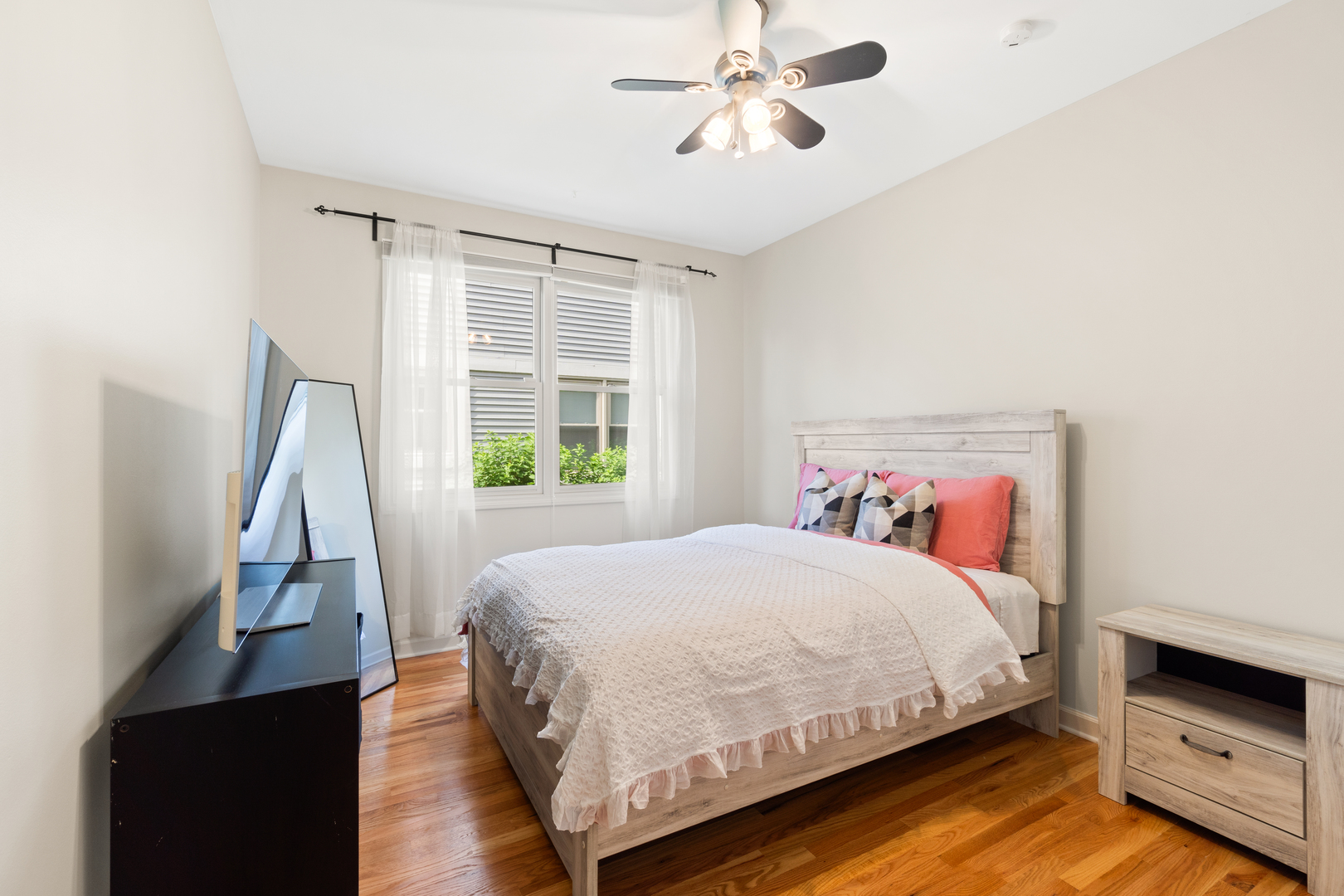 Glenview, Illinois, 60026, United States, 4 Bedrooms Bedrooms, ,4 BathroomsBathrooms,Residential,For Sale,1991544