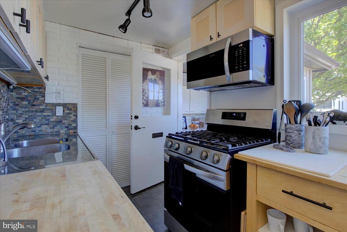 Arlington, Virginia, 22204, United States, 2 Bedrooms Bedrooms, ,1 BathroomBathrooms,Residential,For Sale,1951010