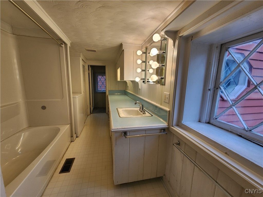 Skaneateles, New York, 13152, United States, 3 Bedrooms Bedrooms, ,2 BathroomsBathrooms,Residential,For Sale,1988278