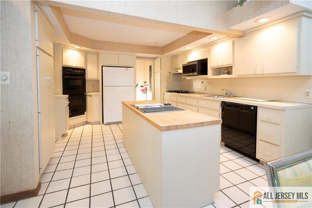East Brunswick, New Jersey, 08816, United States, 5 Bedrooms Bedrooms, ,3 BathroomsBathrooms,Residential,For Sale,1890709
