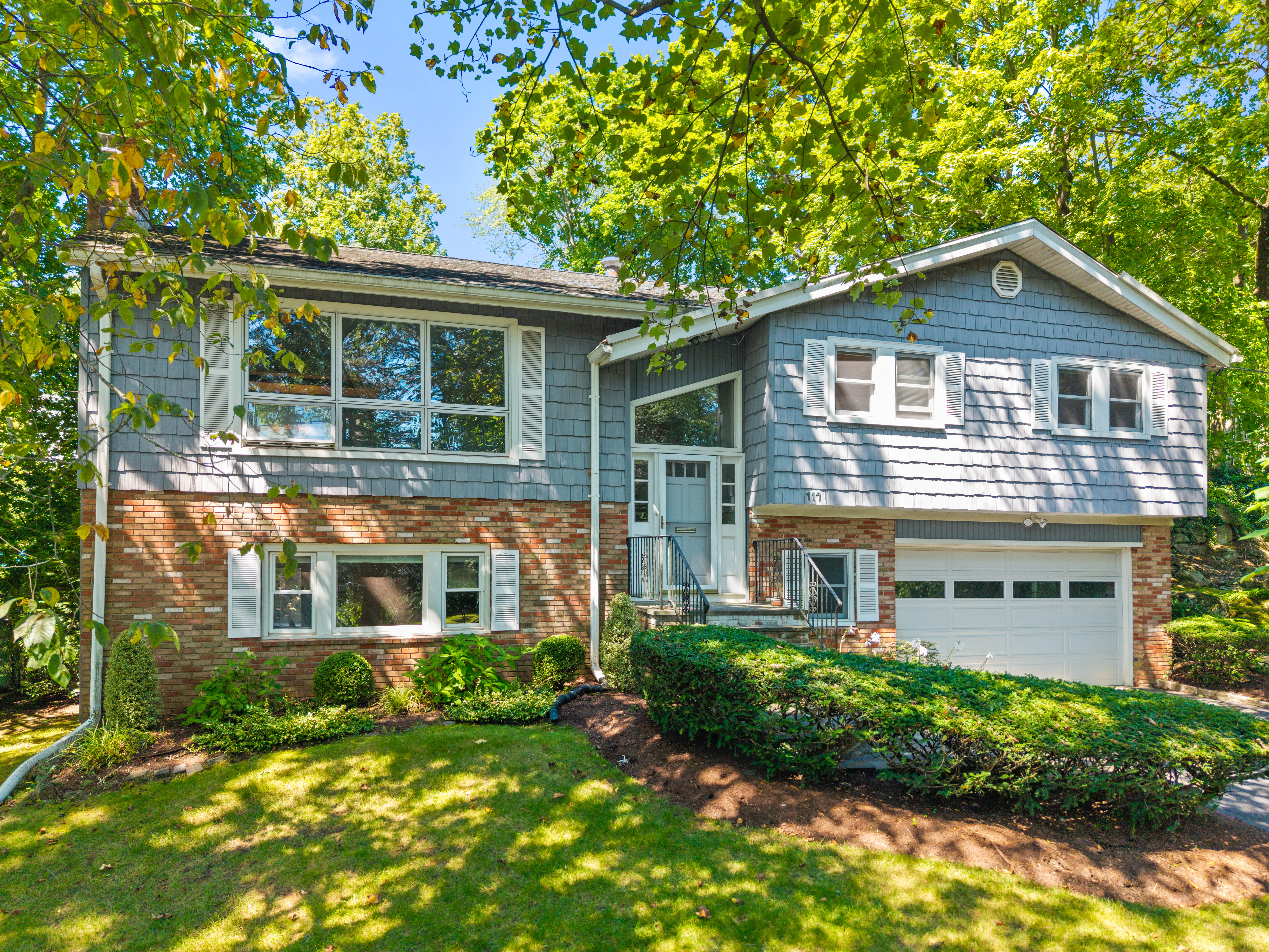 Prime Wykagyl Park Location Well-maintained raised ranch home 