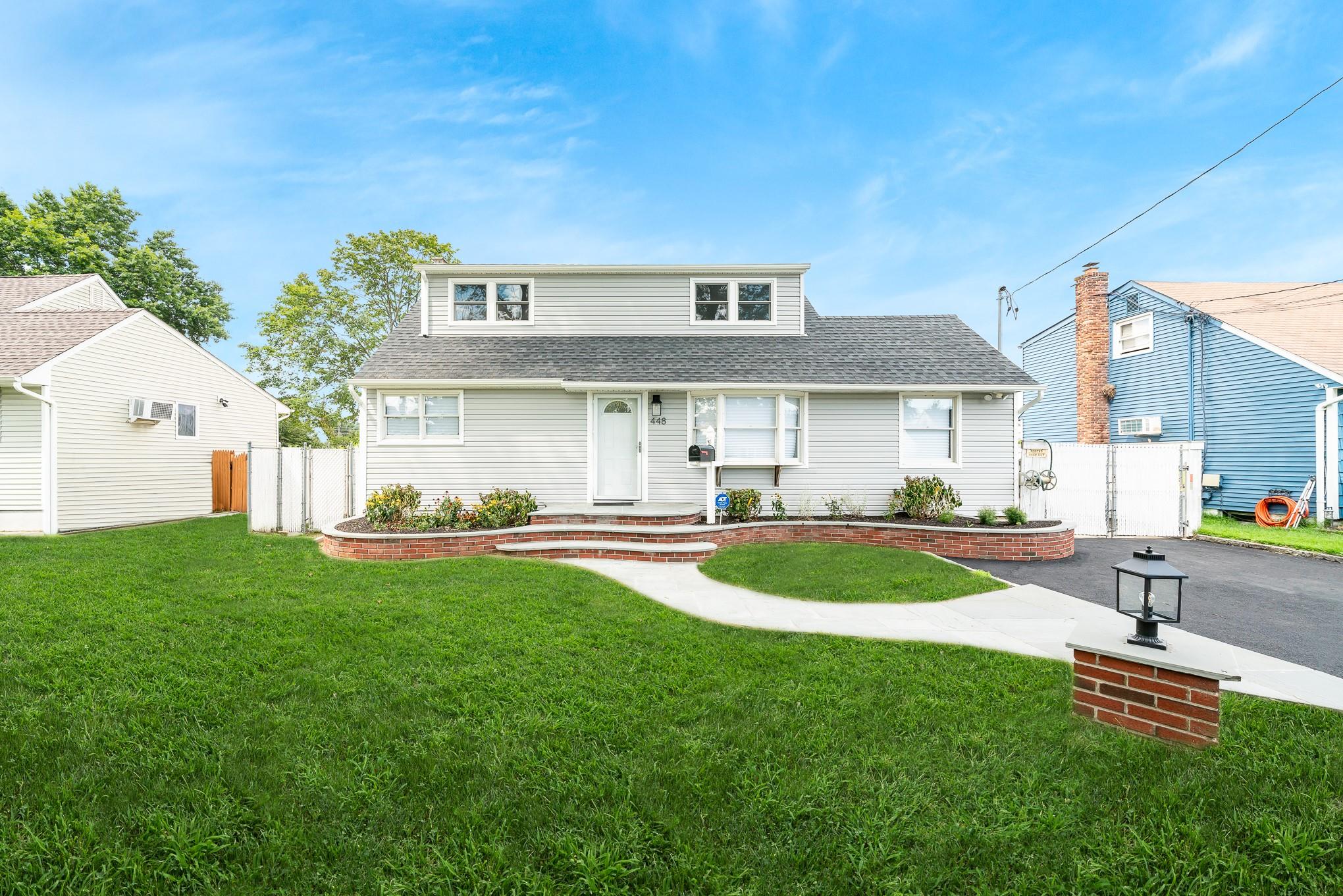 Lindenhurst, New York, 11757, United States, 4 Bedrooms Bedrooms, ,2 BathroomsBathrooms,Residential,For Sale,1899755