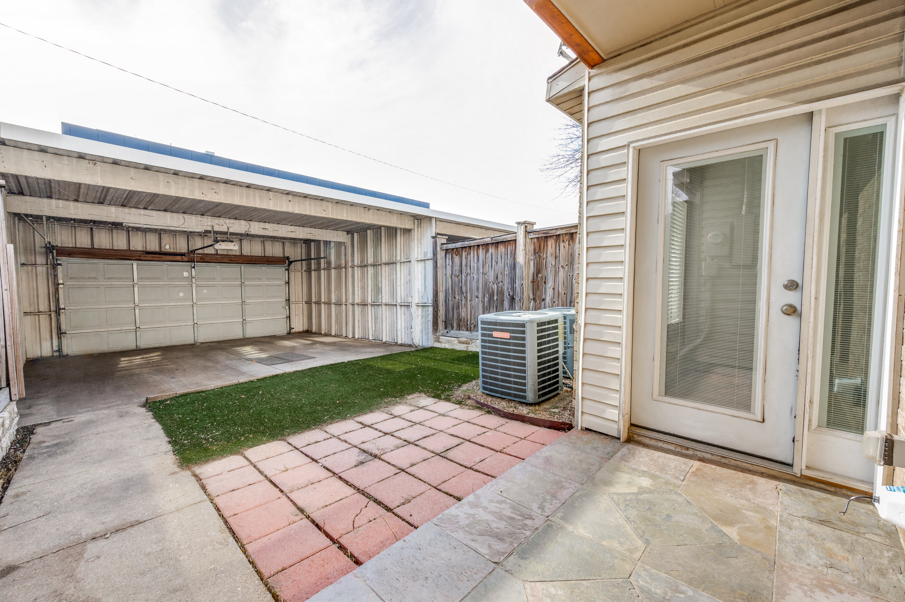  Move-In Ready Townhome: Prime Location, and Private Outdoor Space - 物件實景