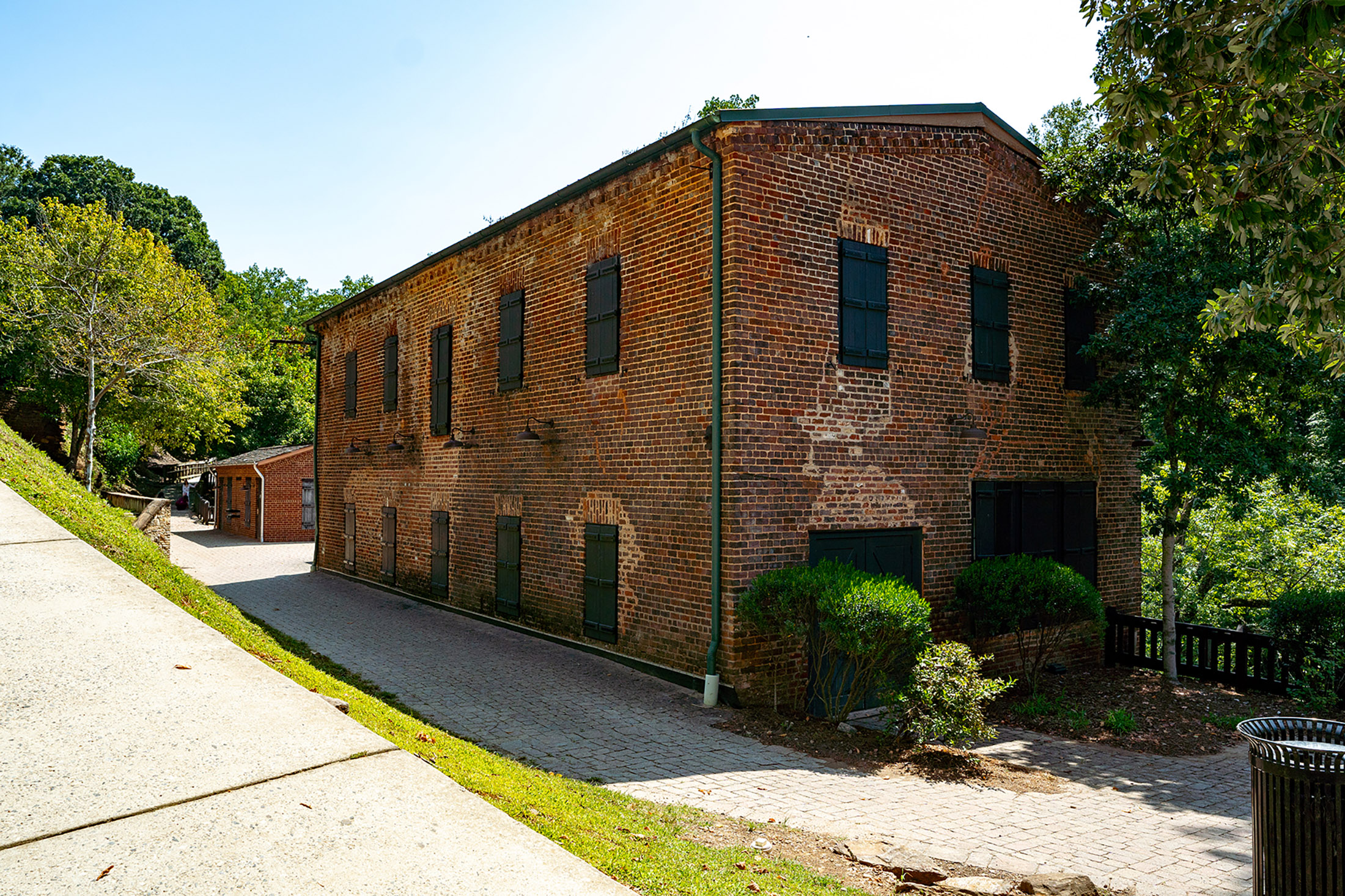  Introducing Another Sophisticated and Well-Crafted Home - 物件實景