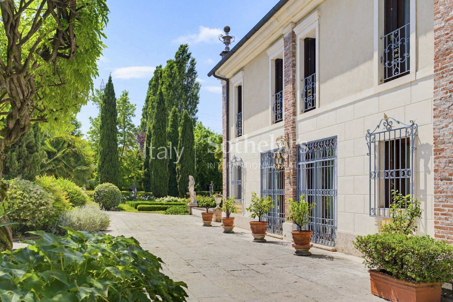  Restored country villa with an Italianstyle garden - 物件實景