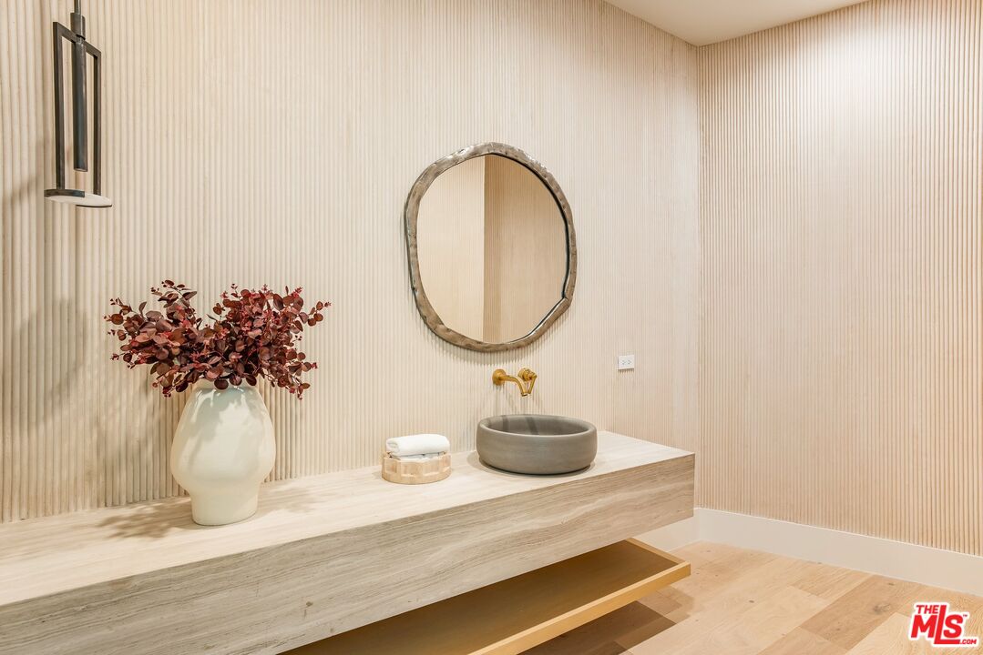 Los Angeles, California, 90049, United States, 5 Bedrooms Bedrooms, ,3 BathroomsBathrooms,Residential,For Sale,1839044