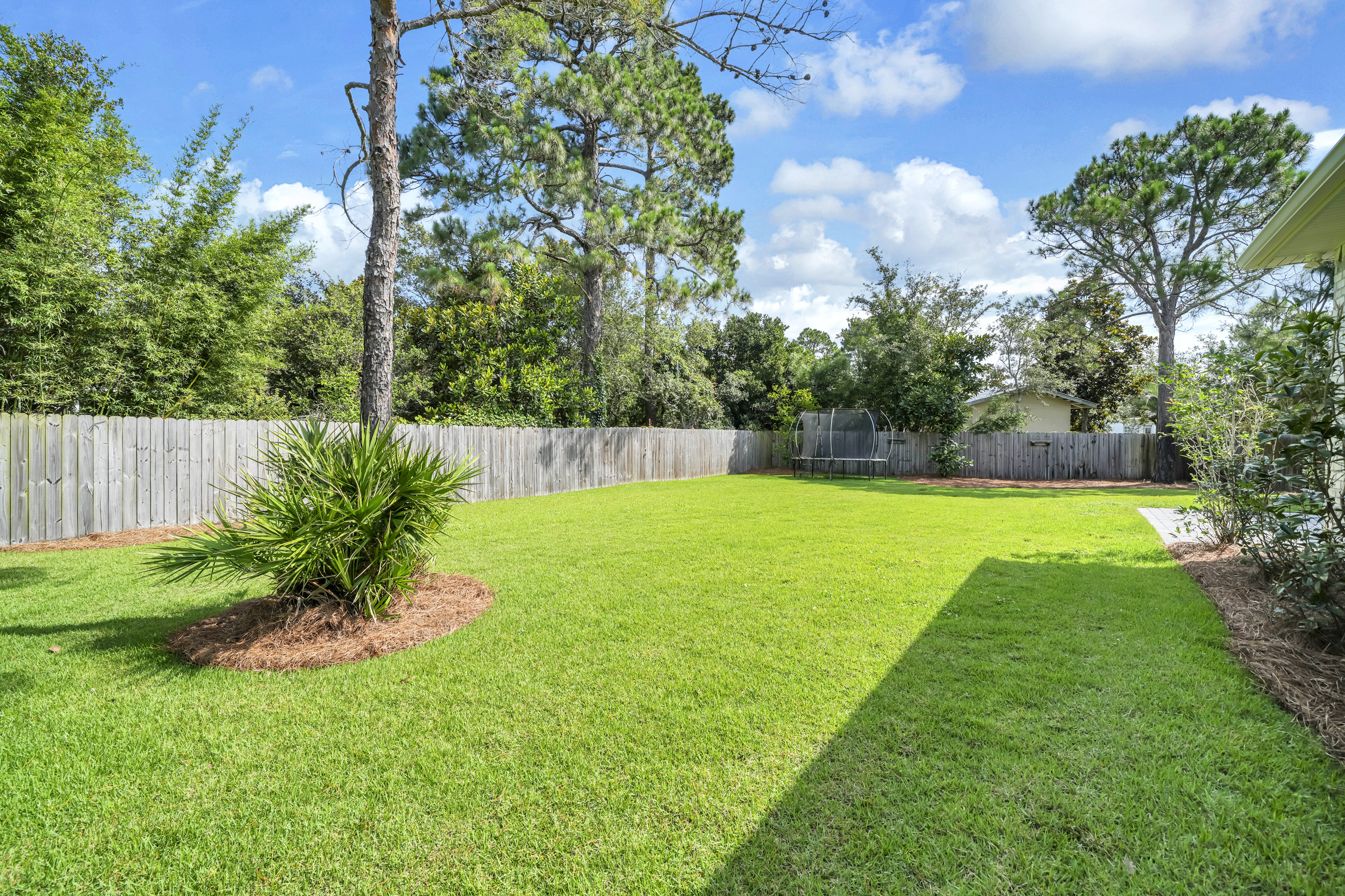  Move-In Ready Brick Home with Spacious Fenced Backyard Near the Bay - 物件實景