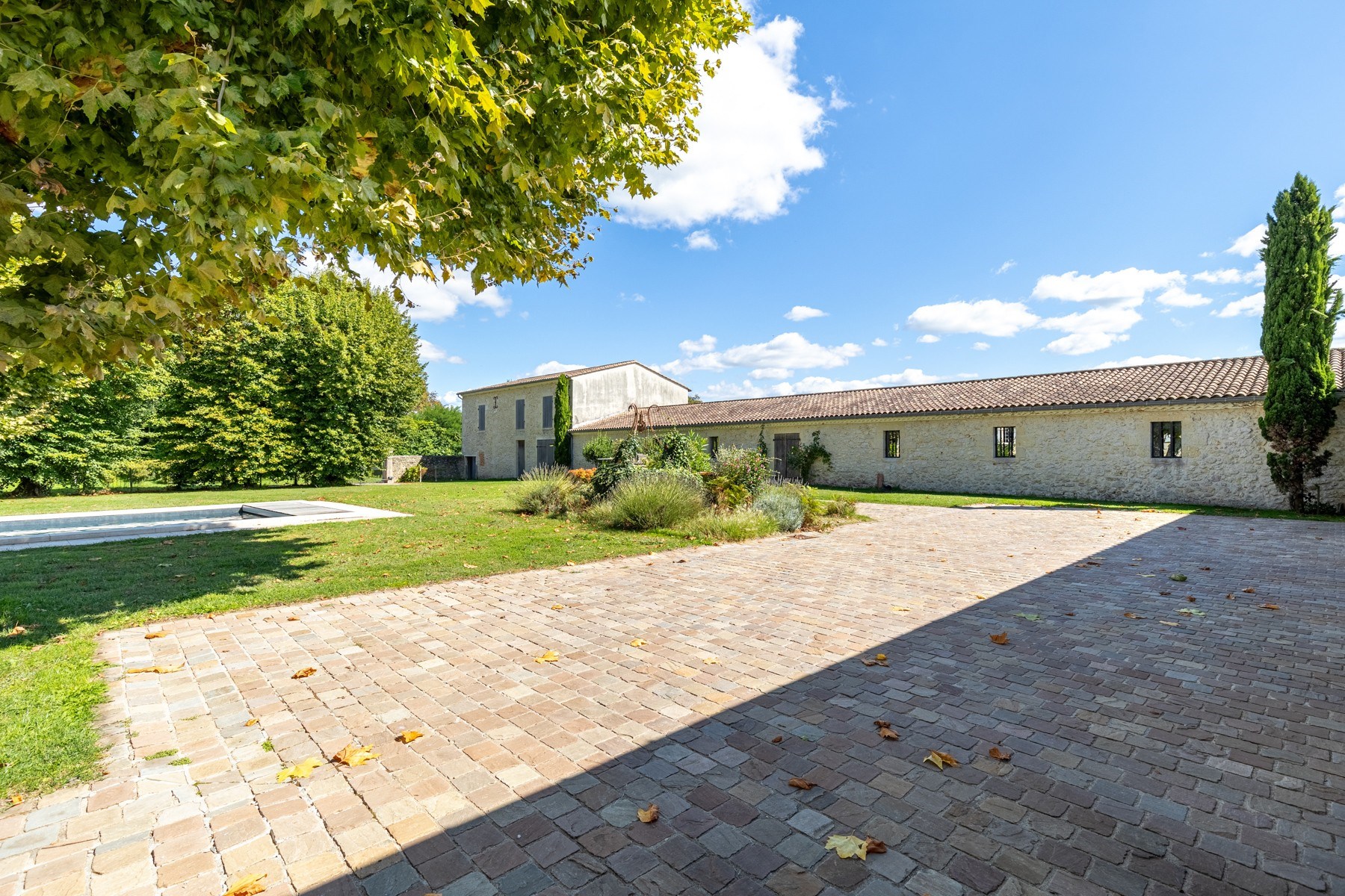  STUNNING COUNTRYSIDE PROPERTY - 30MN FROM BORDEAUX - SWIMMING POOL - GARAGES - … - 物件實景