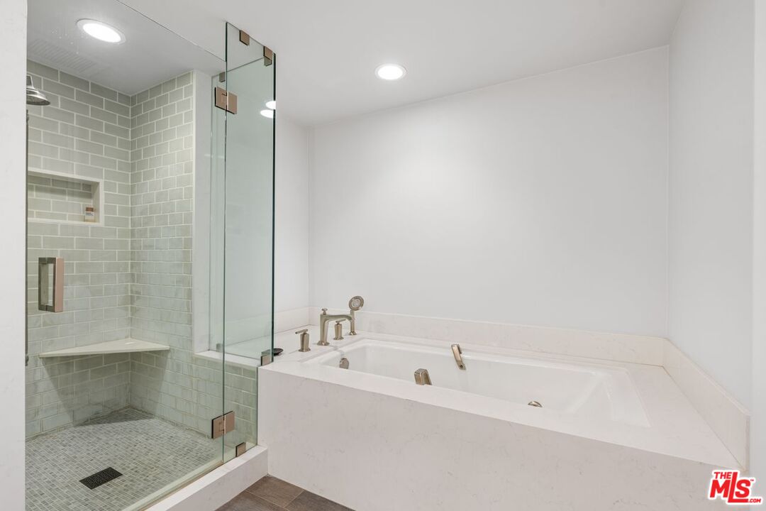 Santa Monica, California, 90402, United States, 2 Bedrooms Bedrooms, ,2 BathroomsBathrooms,Residential,For Sale,1901318