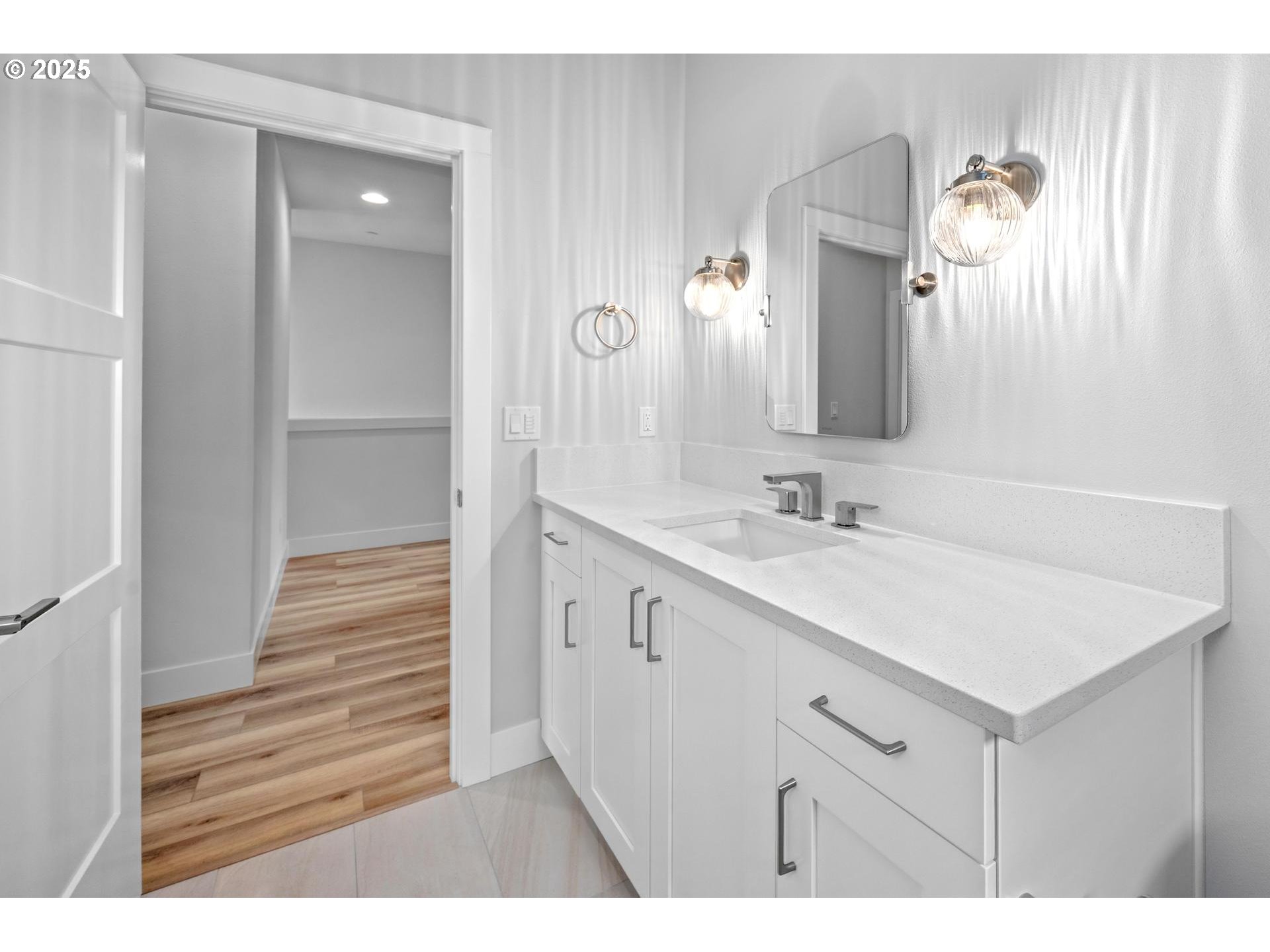 Portland, Oregon, 97219, United States, 3 Bedrooms Bedrooms, ,3 BathroomsBathrooms,Residential,For Sale,1998878