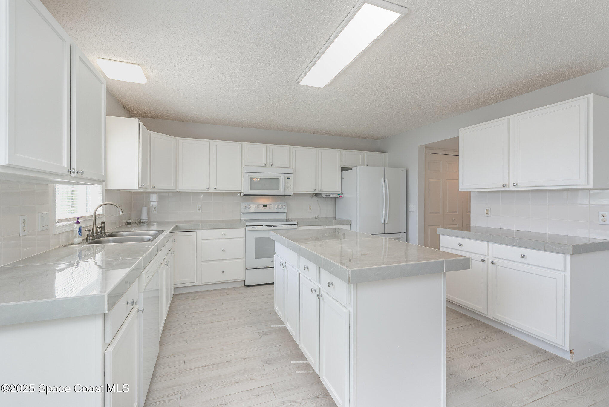 Palm Bay, Florida, 32908, United States, 6 Bedrooms Bedrooms, ,5 BathroomsBathrooms,Residential,For Sale,1995806