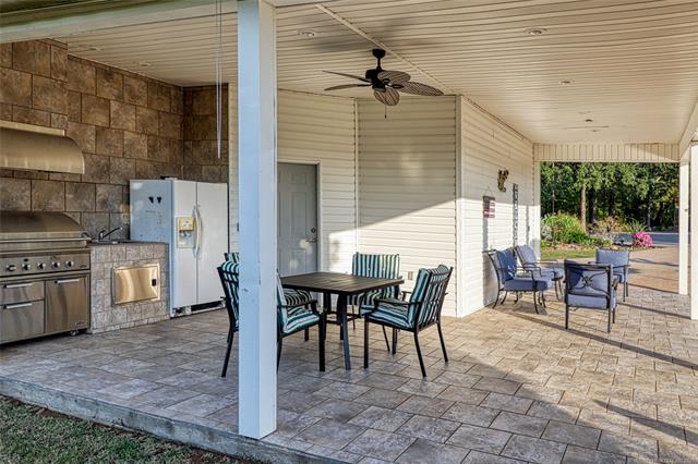 Eufaula, Oklahoma, 74432, United States, 3 Bedrooms Bedrooms, ,4 BathroomsBathrooms,Residential,For Sale,1976546