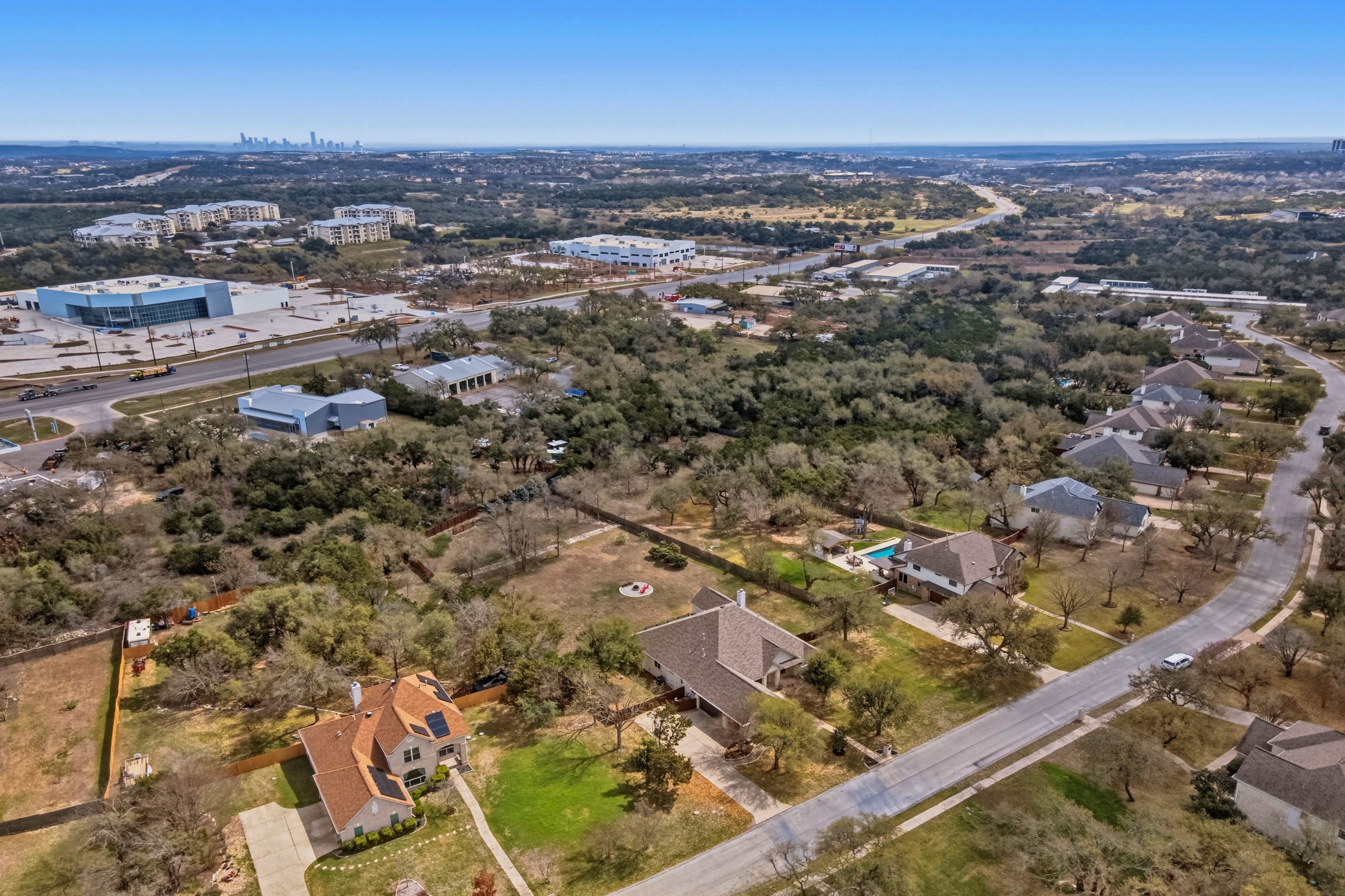  Single-Story Retreat on One Acre with Close Proximity to Private Schools - 物件實景