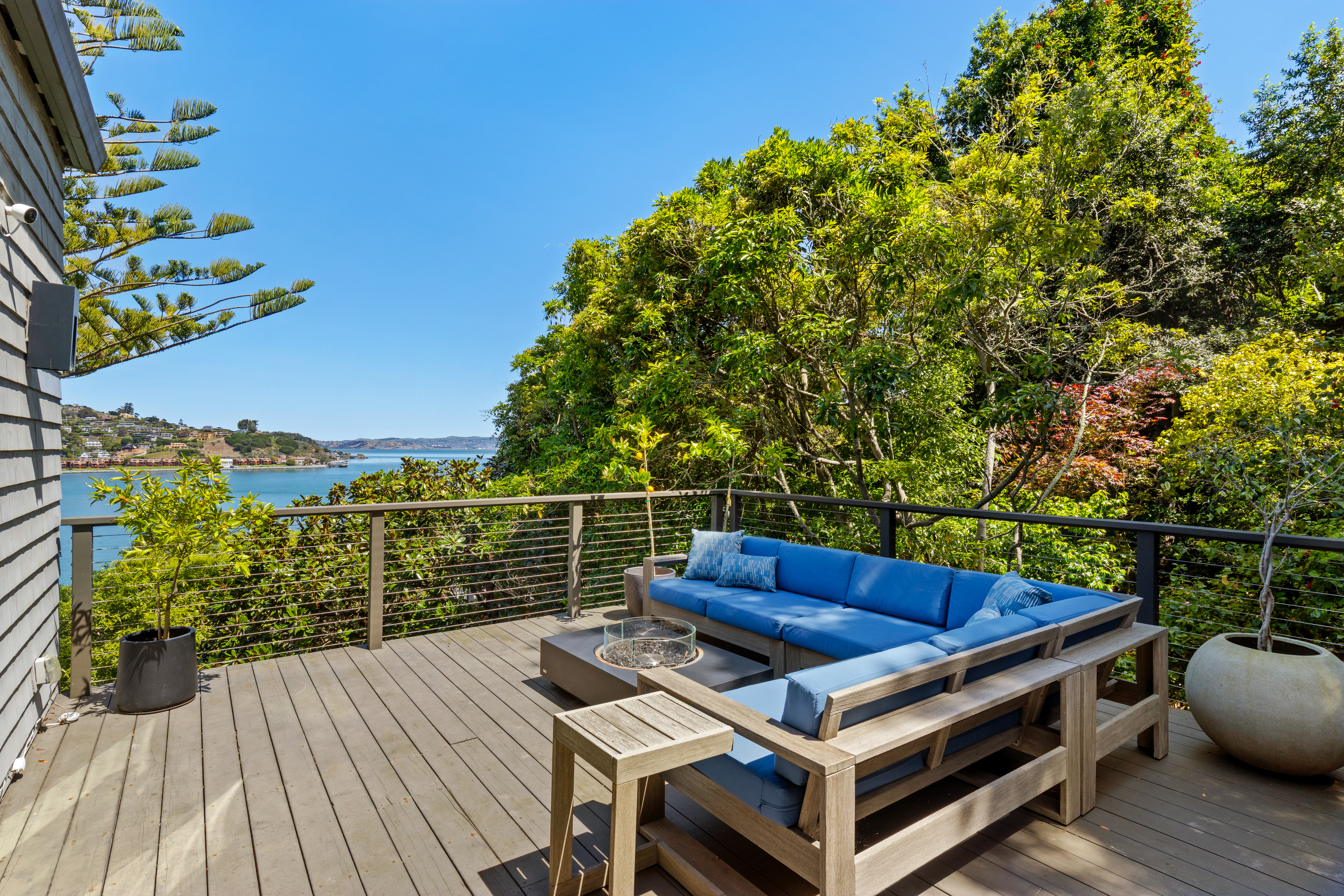  Coastal Living on Coveted Beach Road - 物件實景