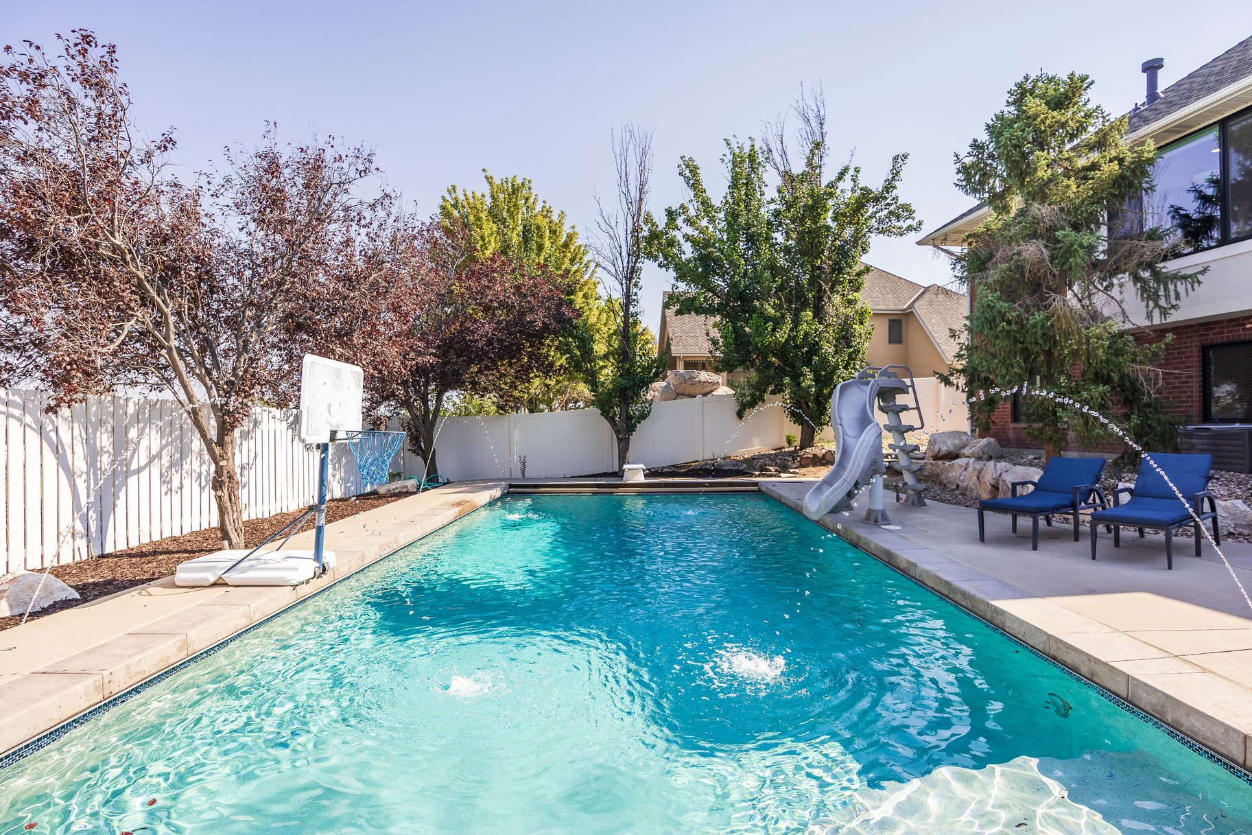  Timeless Draper Brick Rambler with 4-Car Garage and Saltwater Pool - 物件實景