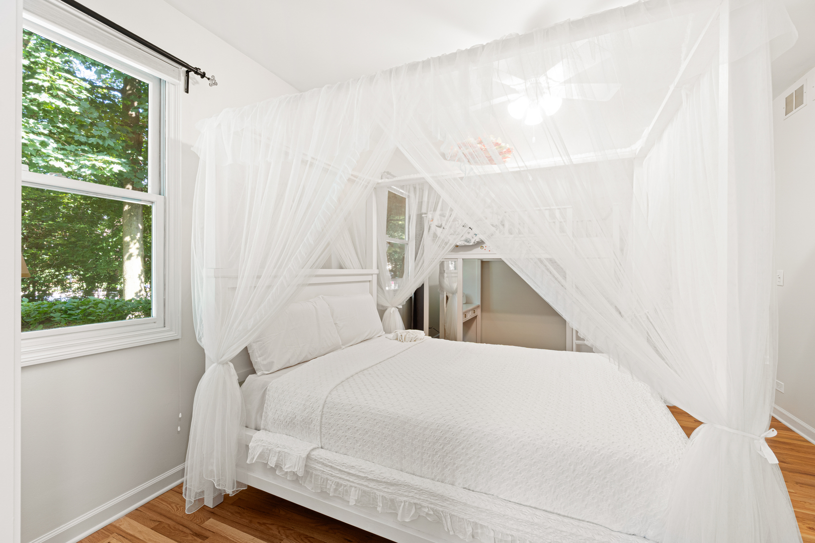 Glenview, Illinois, 60026, United States, 4 Bedrooms Bedrooms, ,4 BathroomsBathrooms,Residential,For Sale,1991544