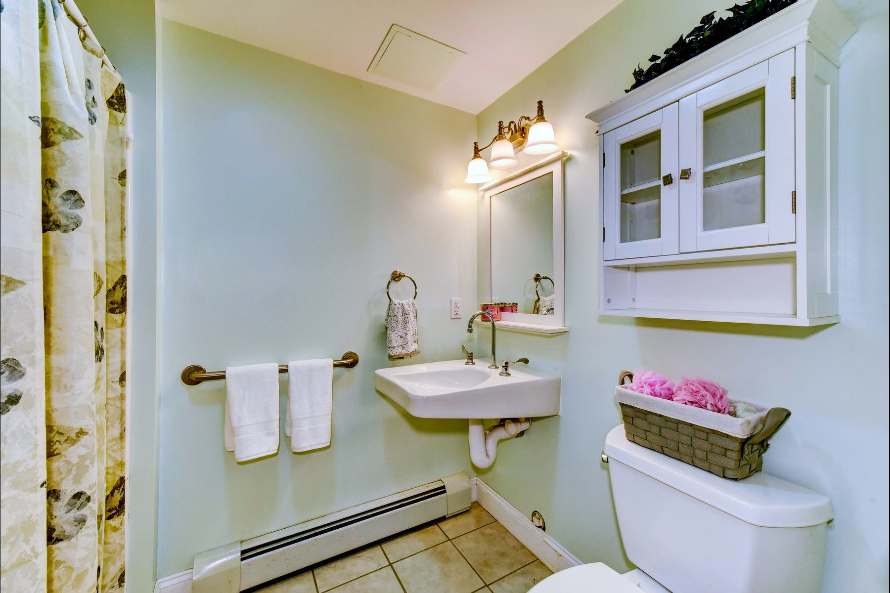  ?Glenwood? Neighborhood Colonial Offers Privacy and Flexibility - 物件實景