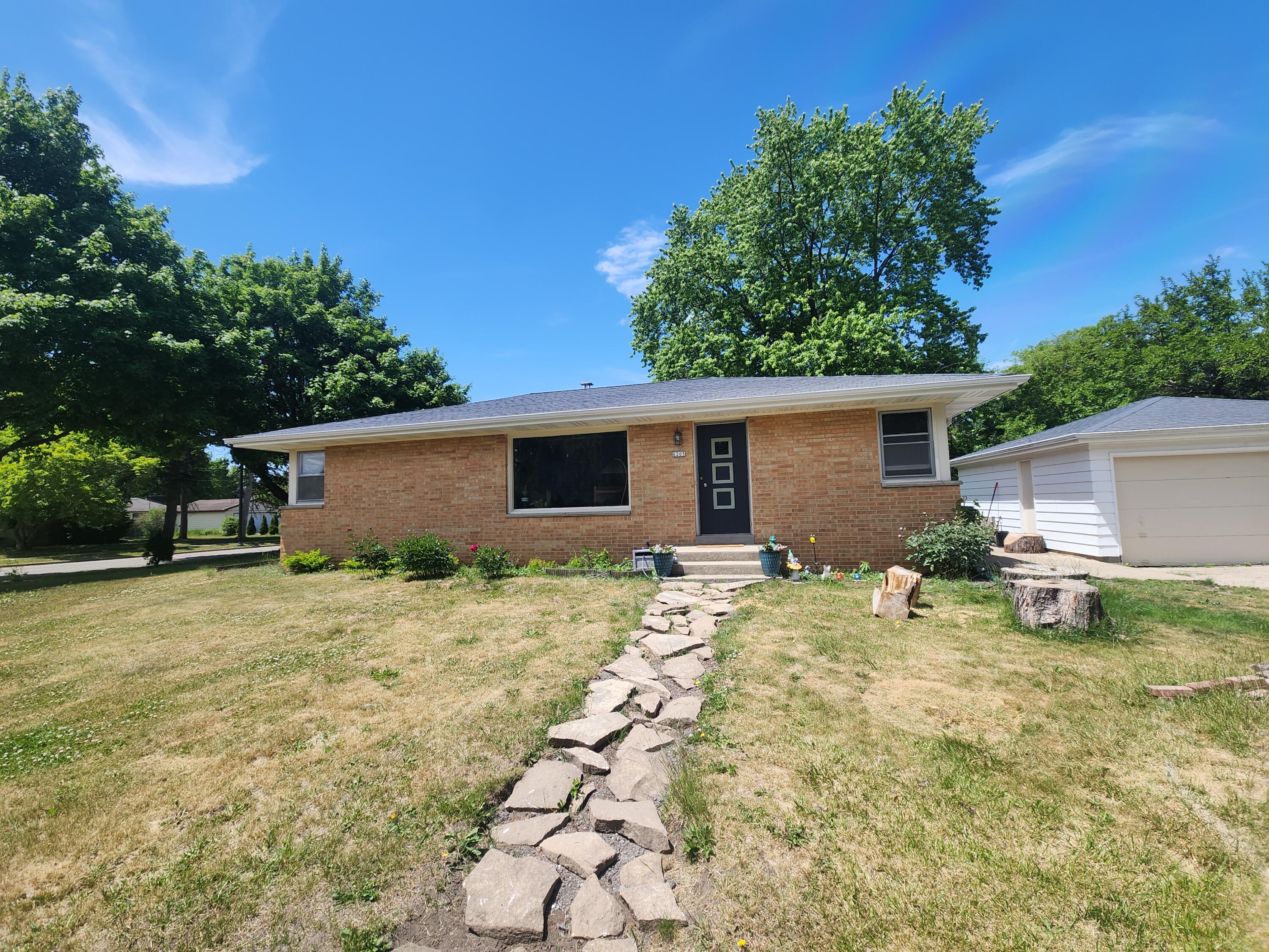 Garden Grove Ln, Glendale, WI 53209
