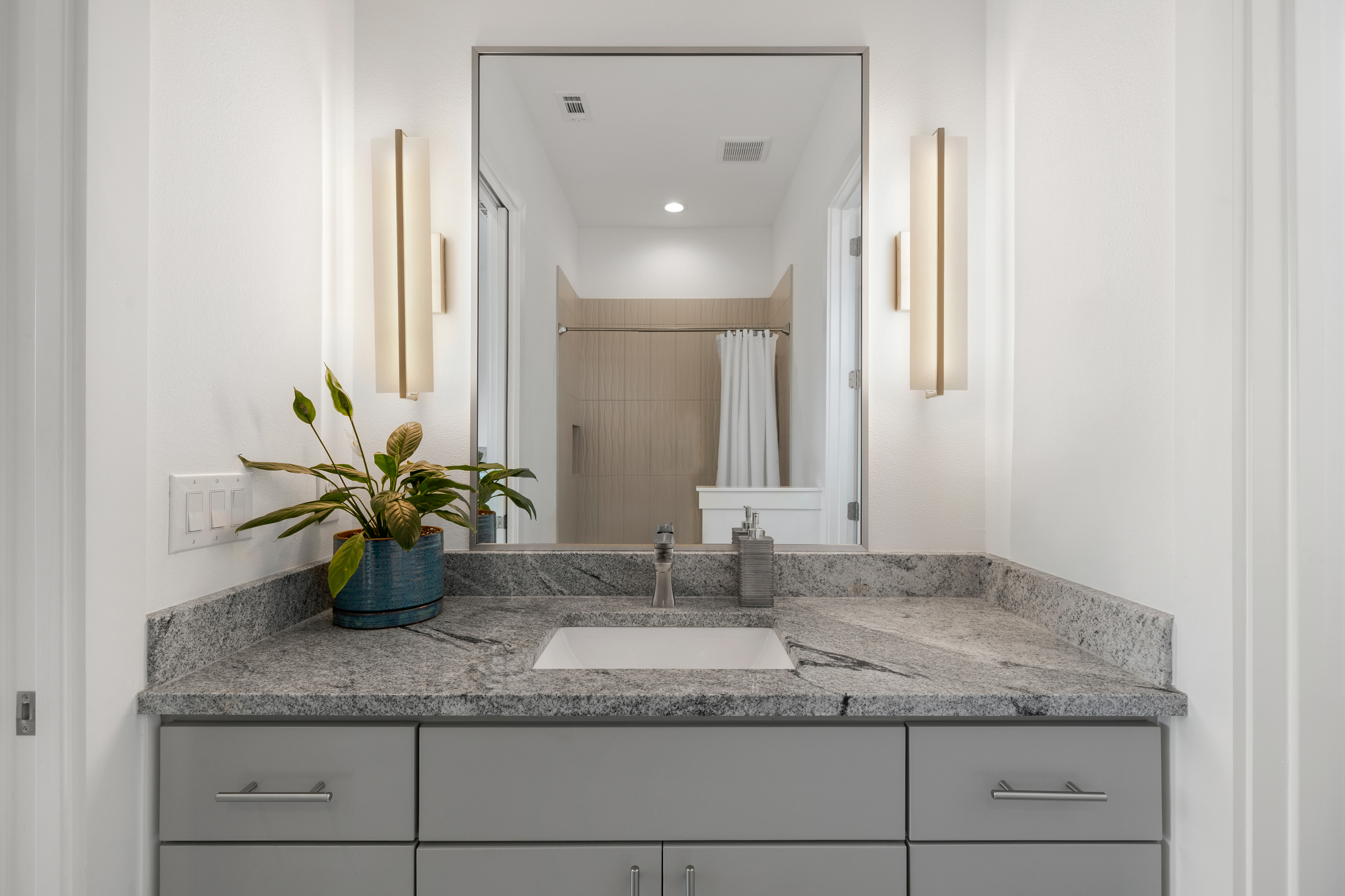  Custom Contemporary with Designer Finishes - 物件實景