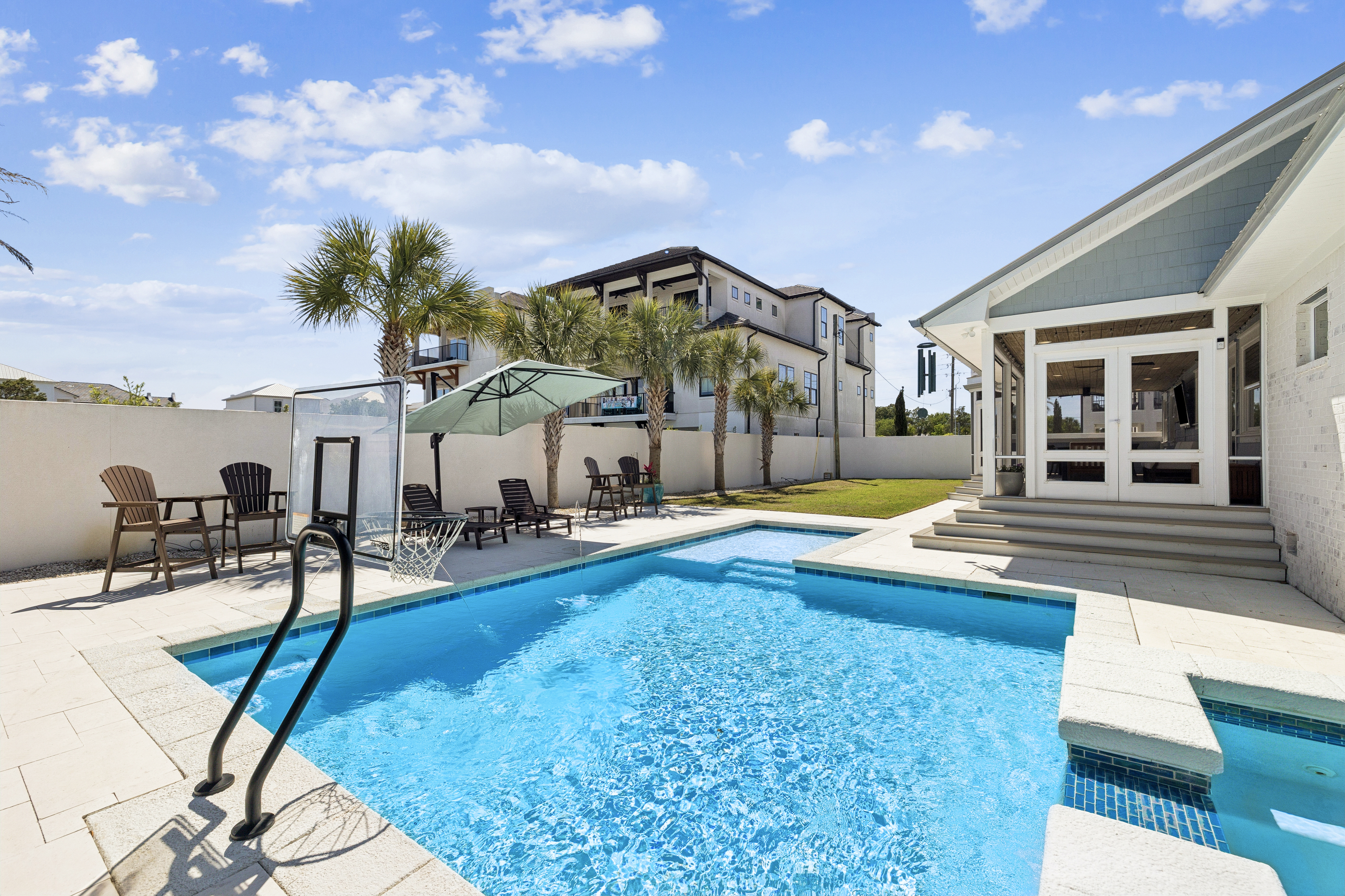  Completely Renovated Home On Half-Acre Lot Near Gulf Place - 物件實景