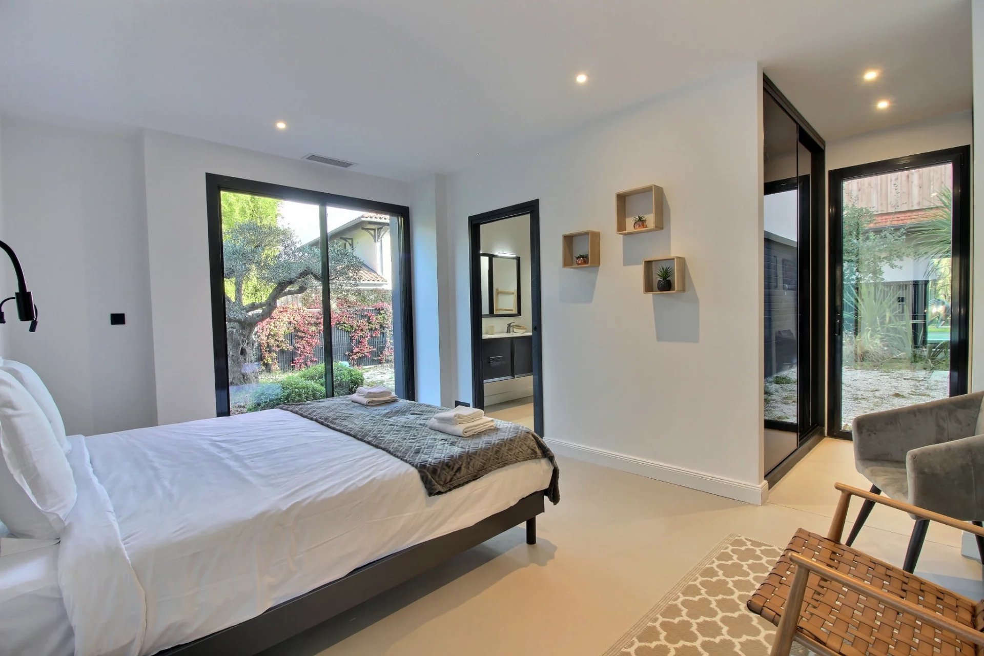 Arcachon, New Aquitaine, 33120, FR, 4 Bedrooms Bedrooms, ,Residential,For Sale,1995658