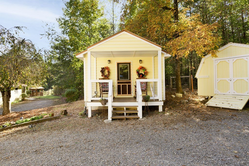 Hiawassee, Georgia, 30546, United States, 2 Bedrooms Bedrooms, ,3 BathroomsBathrooms,Residential,For Sale,1979579