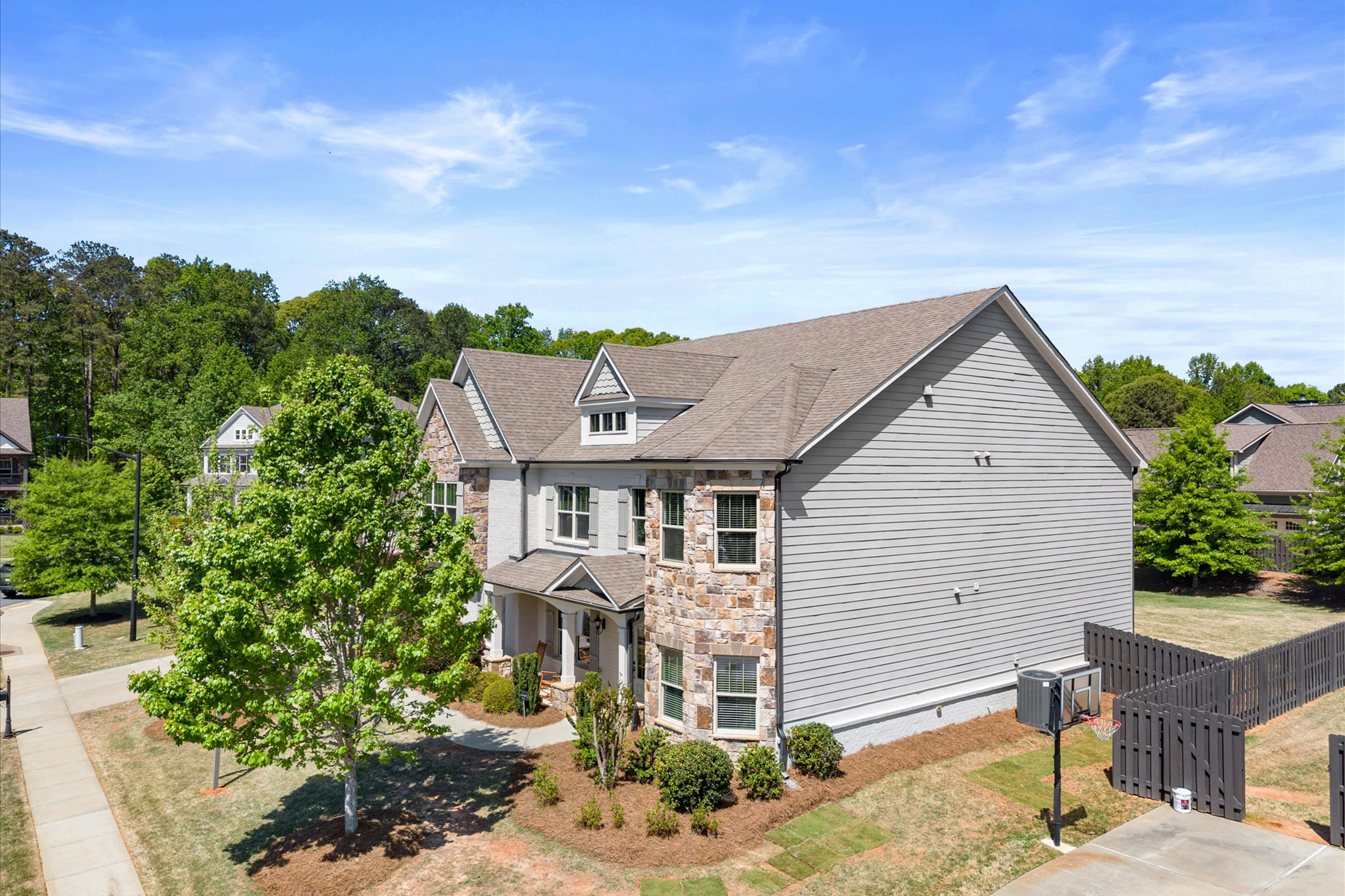  One-of-a-kind Home Offers an Exceptional Blend of Space, Style, and Upgrades - 物件實景