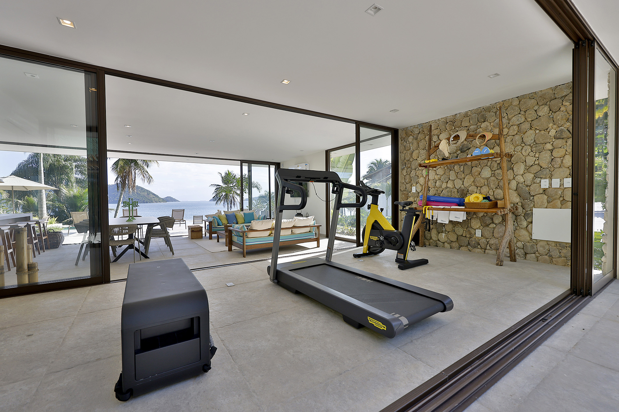  Beachfront house with a swimming pool and a gym - 物件實景