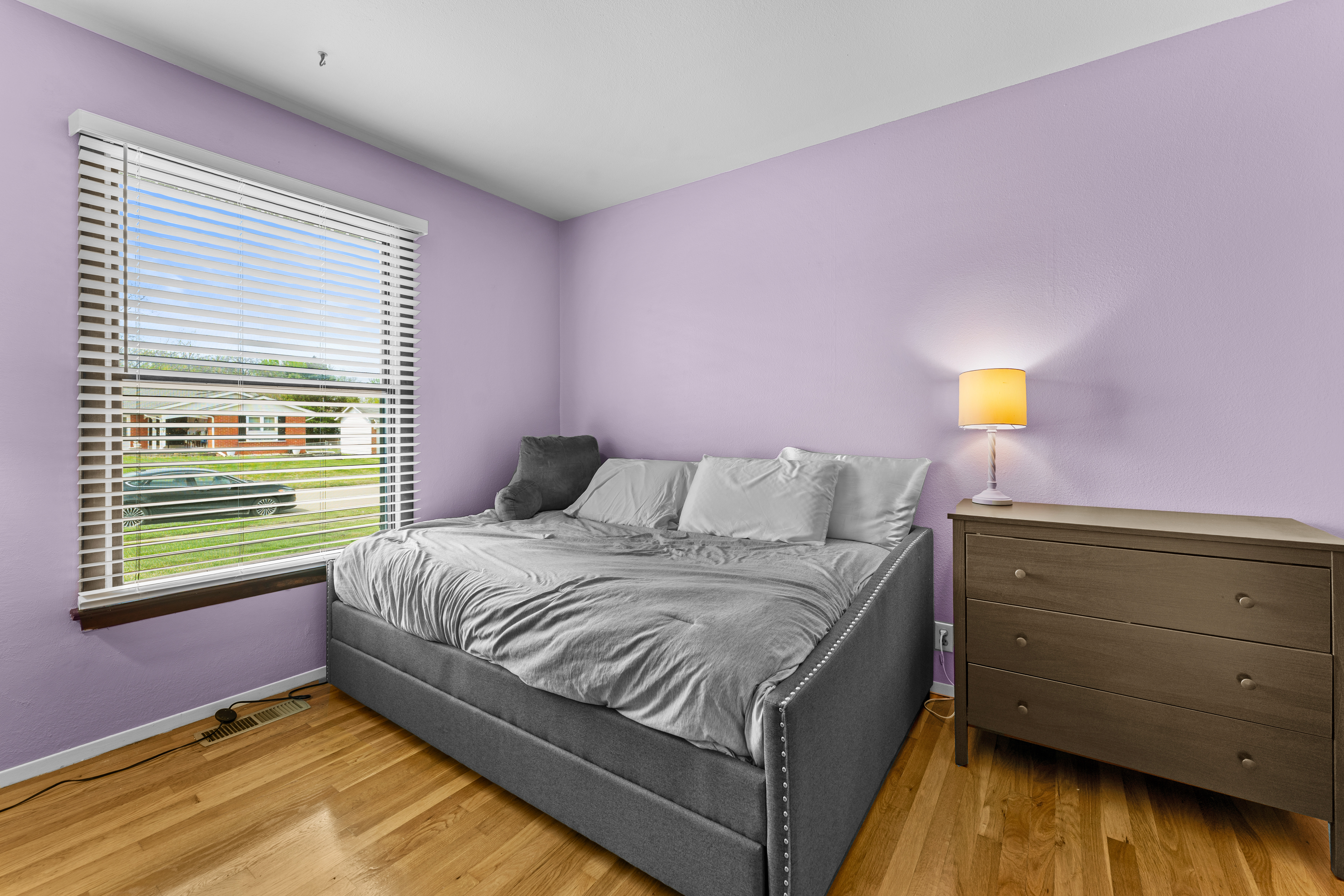  Exceptional low-maintenance brick and stone home makes - 物件實景