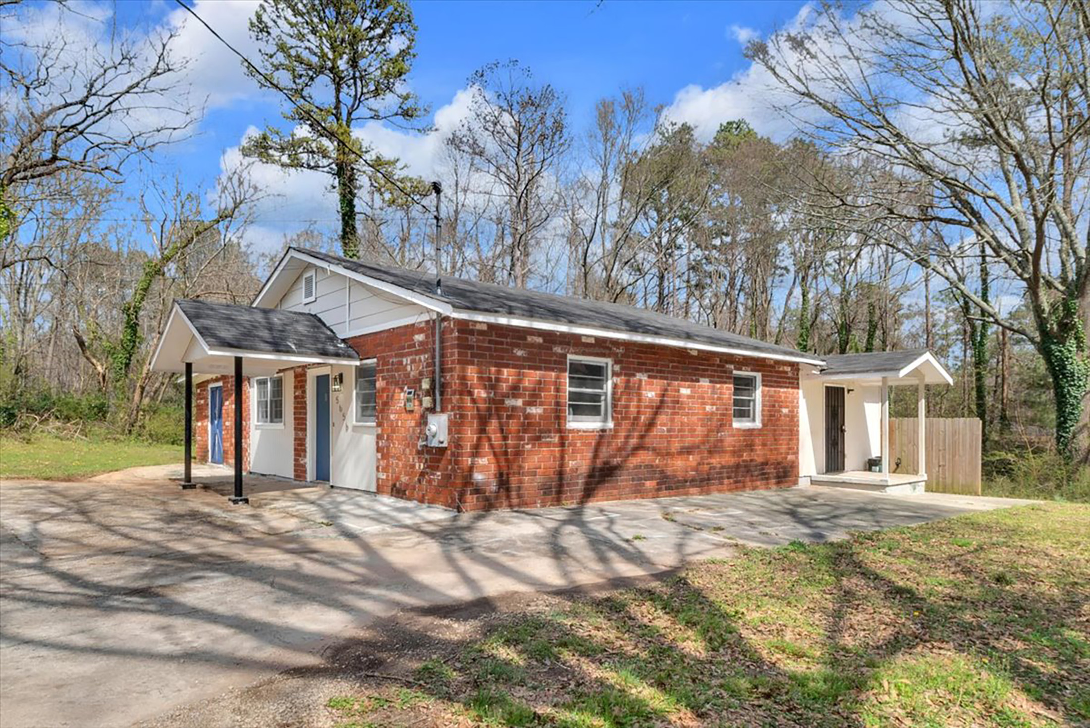  Exceptional Property Offers Two Homes, Detached Garage and Nearly Three Acres - 物件實景