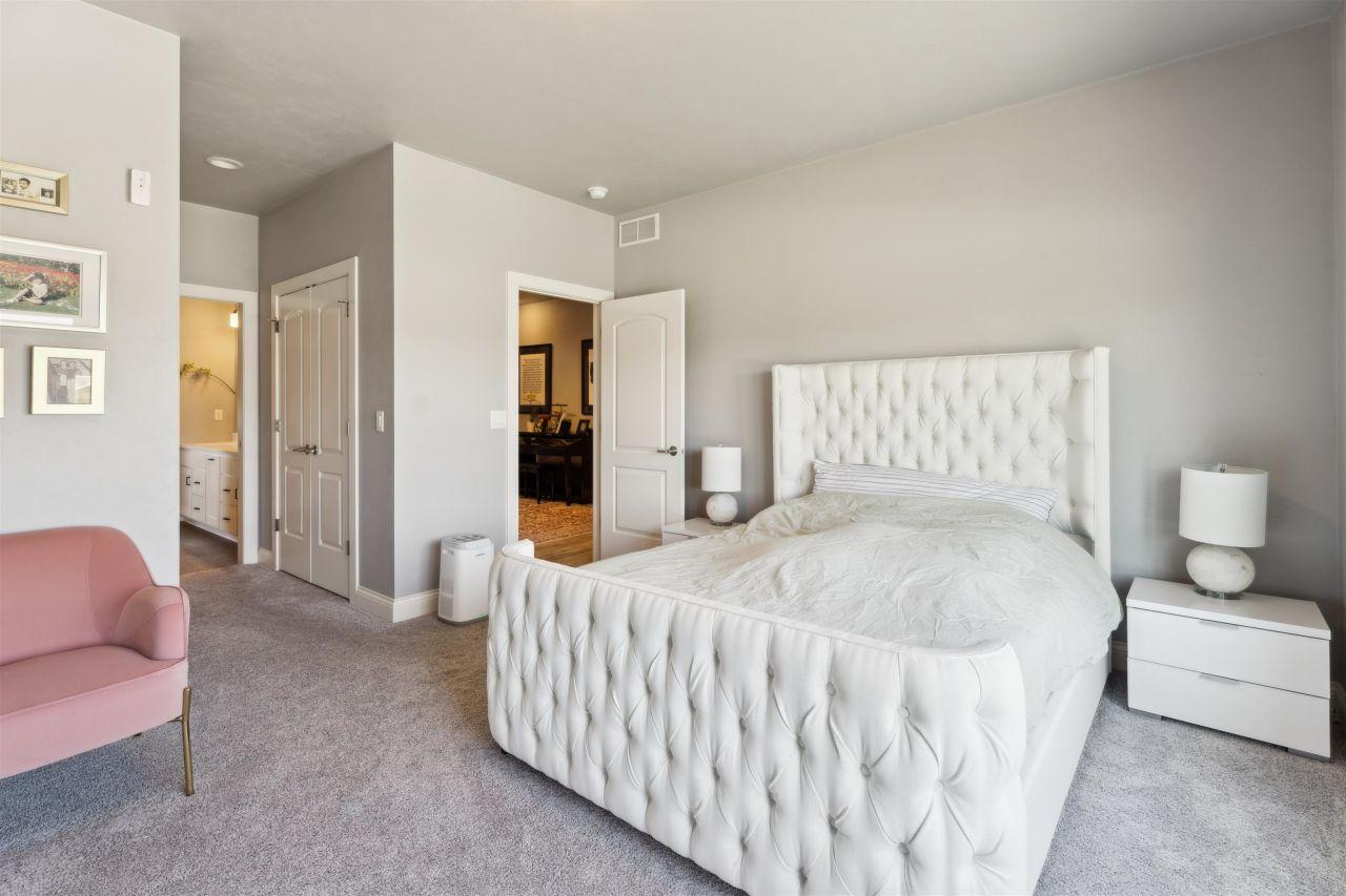 MENASHA, Wisconsin, 54952, United States, 6 Bedrooms Bedrooms, ,4 BathroomsBathrooms,Residential,For Sale,1807360