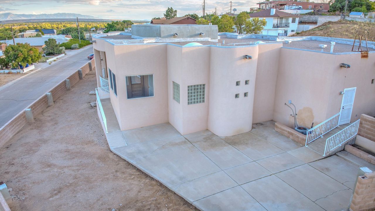 Albuquerque, New Mexico, 87105, United States, 3 Bedrooms Bedrooms, ,4 BathroomsBathrooms,Residential,For Sale,1947085