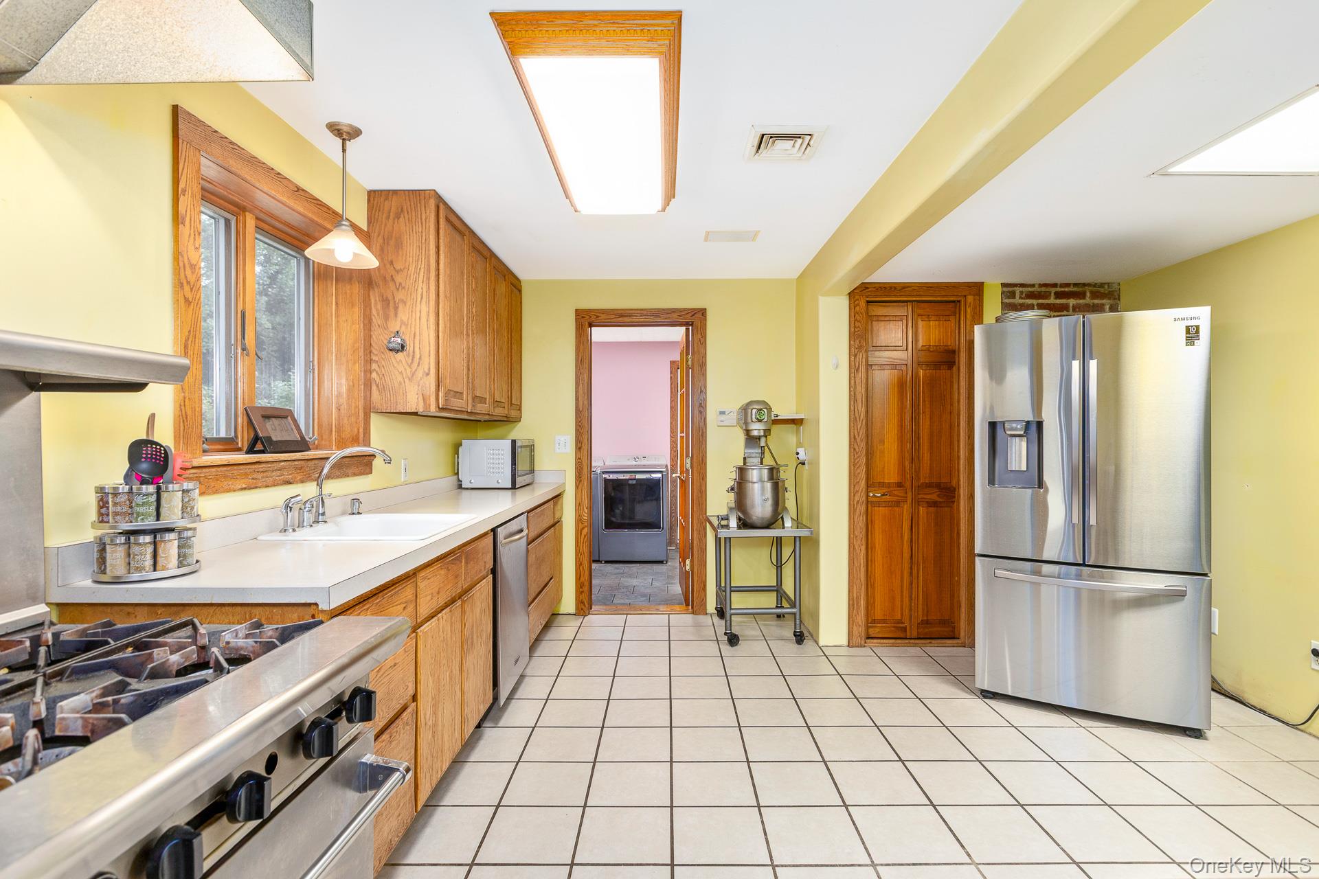 Manorville, New York, 11949, United States, 4 Bedrooms Bedrooms, ,2 BathroomsBathrooms,Residential,For Sale,1917125