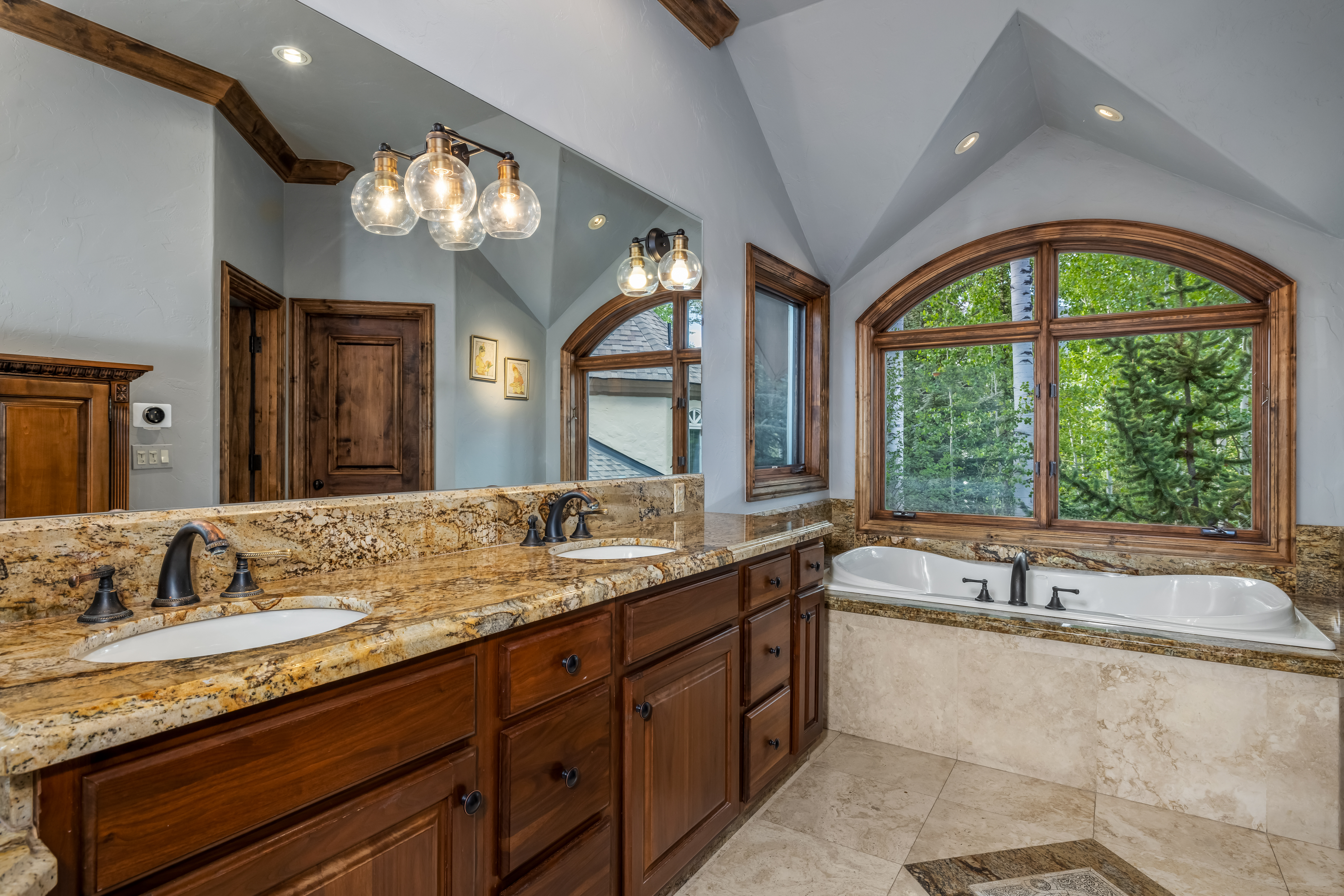  2080 Meadow Brook Drive Offers a Rare Blend of Privacy, and Mountain Living - 物件實景