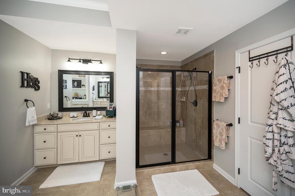 Fredericksburg, Virginia, 22406, United States, 5 Bedrooms Bedrooms, ,6 BathroomsBathrooms,Residential,For Sale,1981857