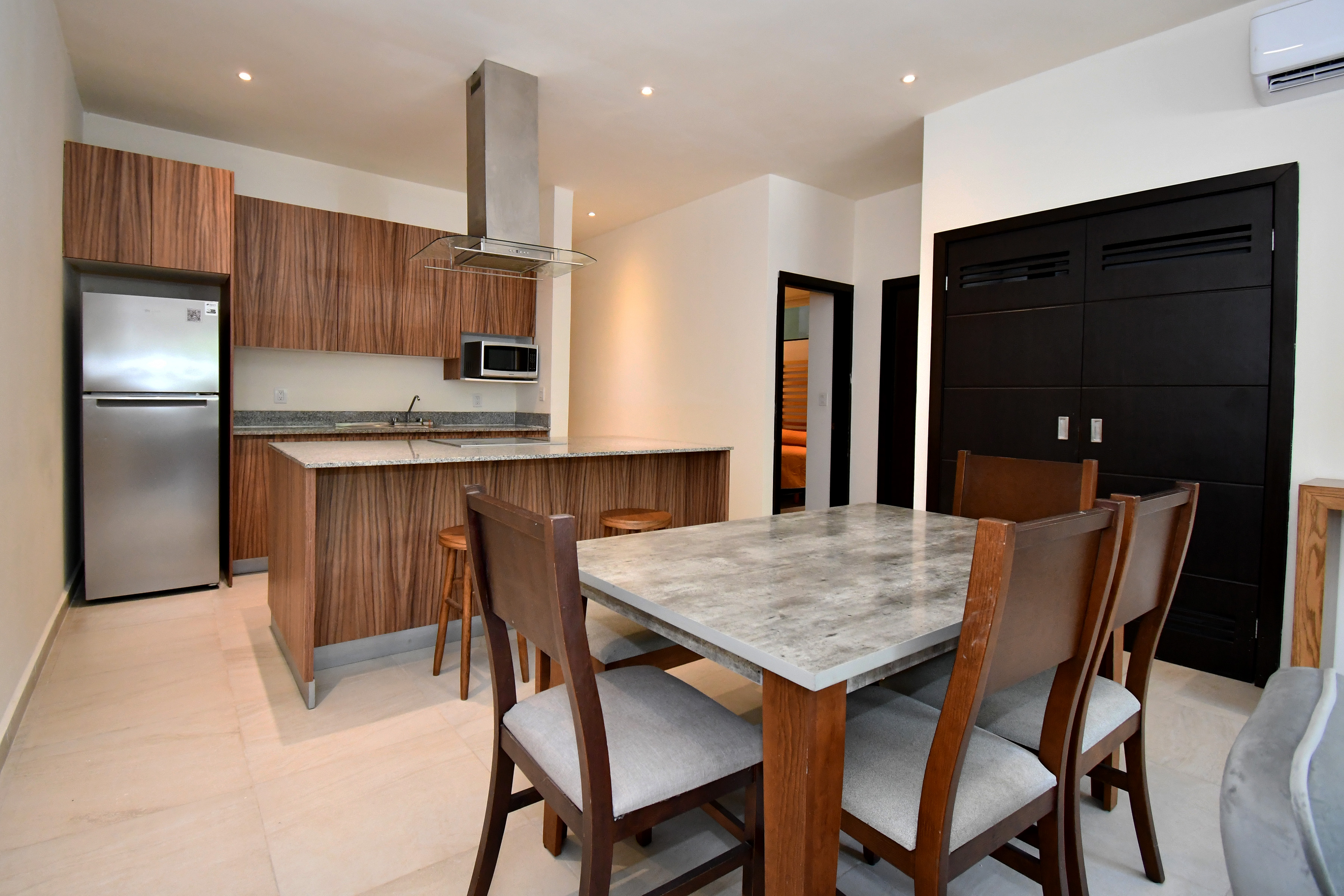  Comfort and Convenience in an Expansive Three-Bedroom Residence - 物件實景