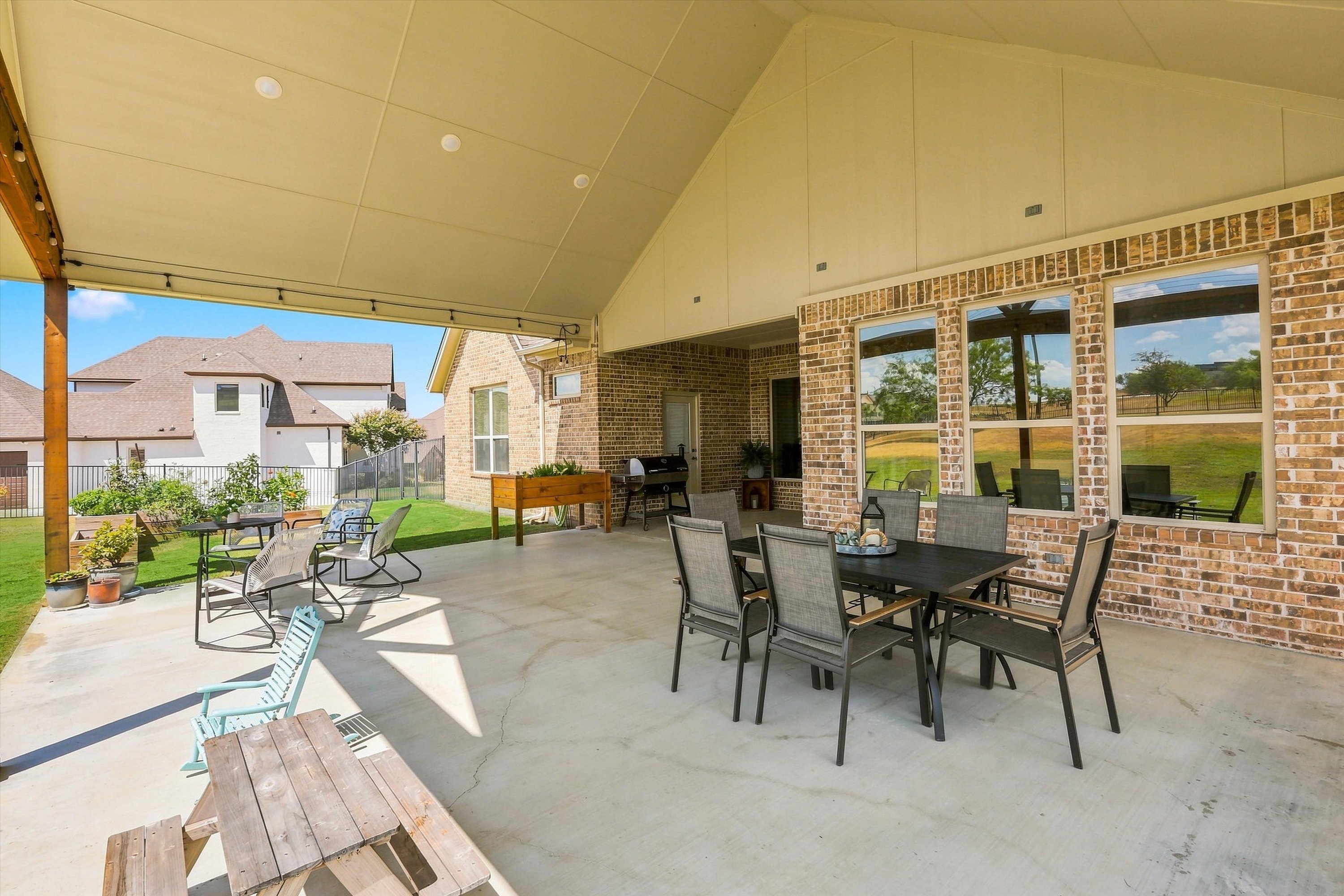  Timeless Style, Thoughtful Updates & One Acre to Enjoy - 物件實景