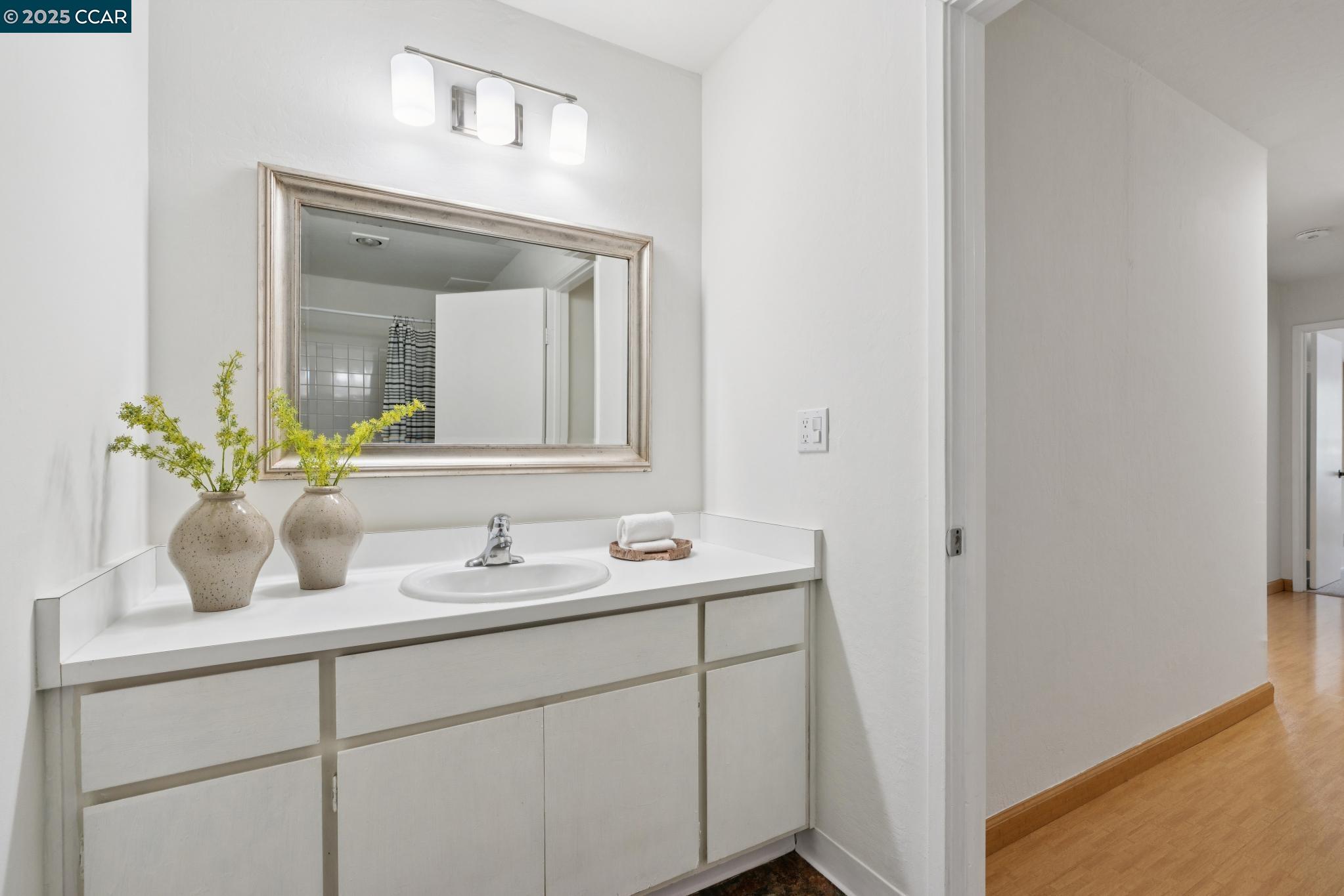 Oakland, California, 94610, United States, 2 Bedrooms Bedrooms, ,2 BathroomsBathrooms,Residential,For Sale,1984718