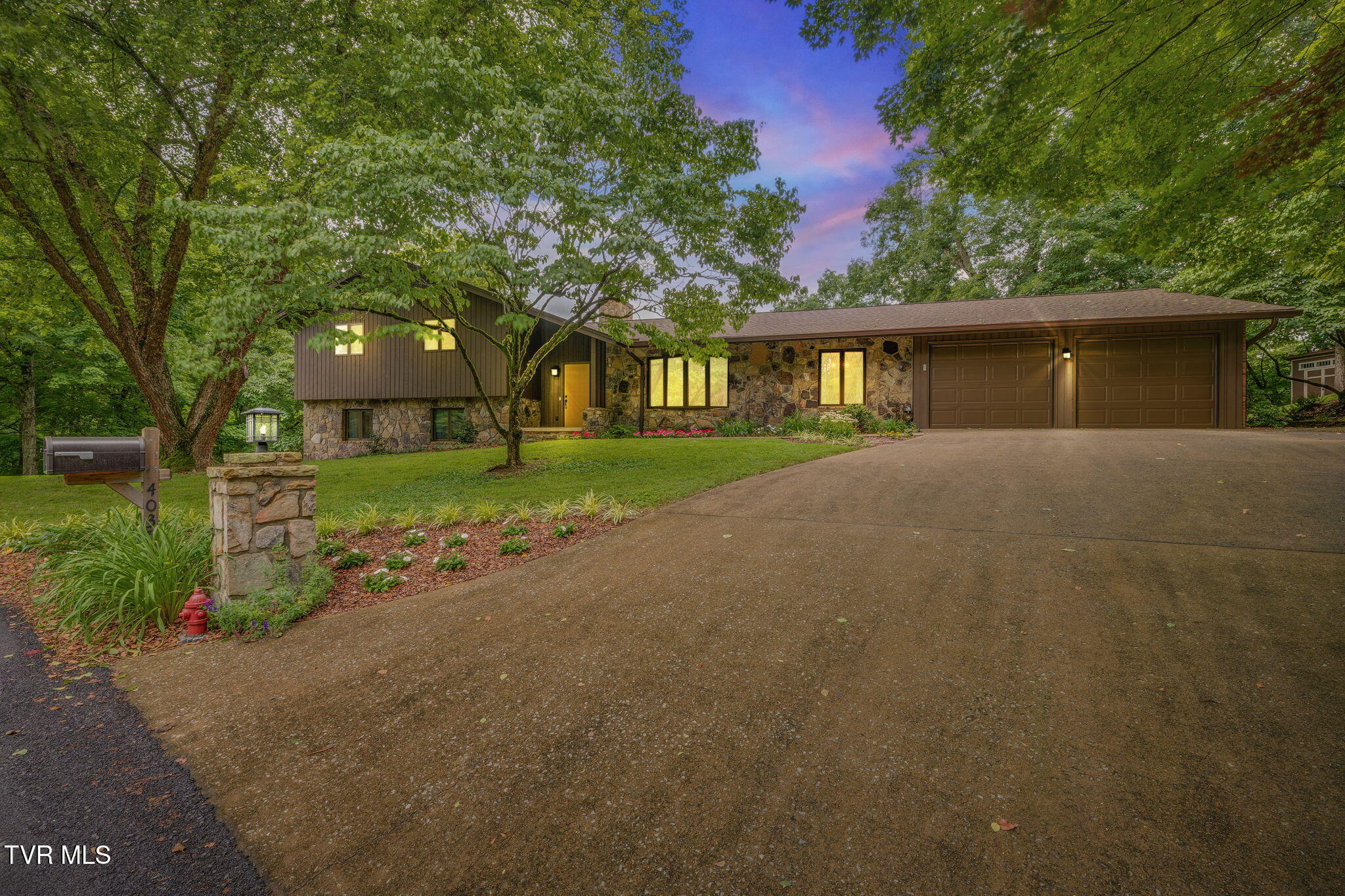 Kingsport, Tennessee, 37663, United States, 5 Bedrooms Bedrooms, ,3 BathroomsBathrooms,Residential,For Sale,1878184
