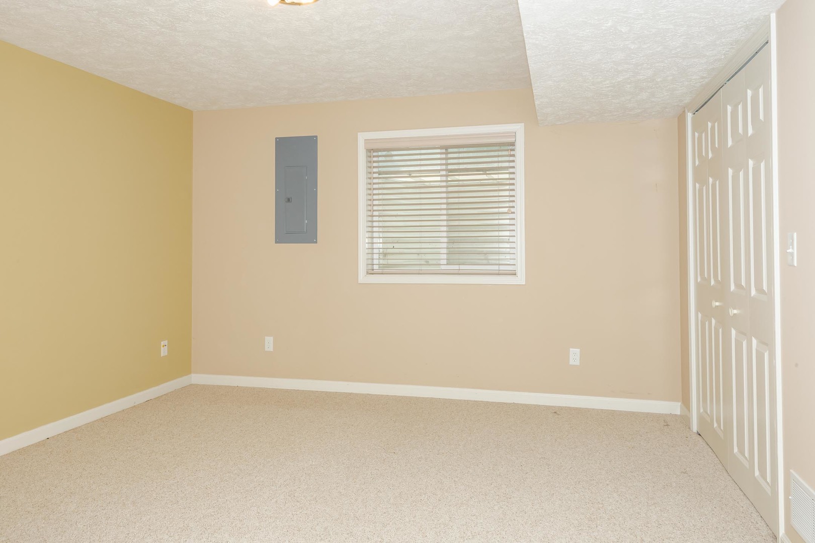 Bloomington, Illinois, 61704, United States, 4 Bedrooms Bedrooms, ,4 BathroomsBathrooms,Residential,For Sale,1957101