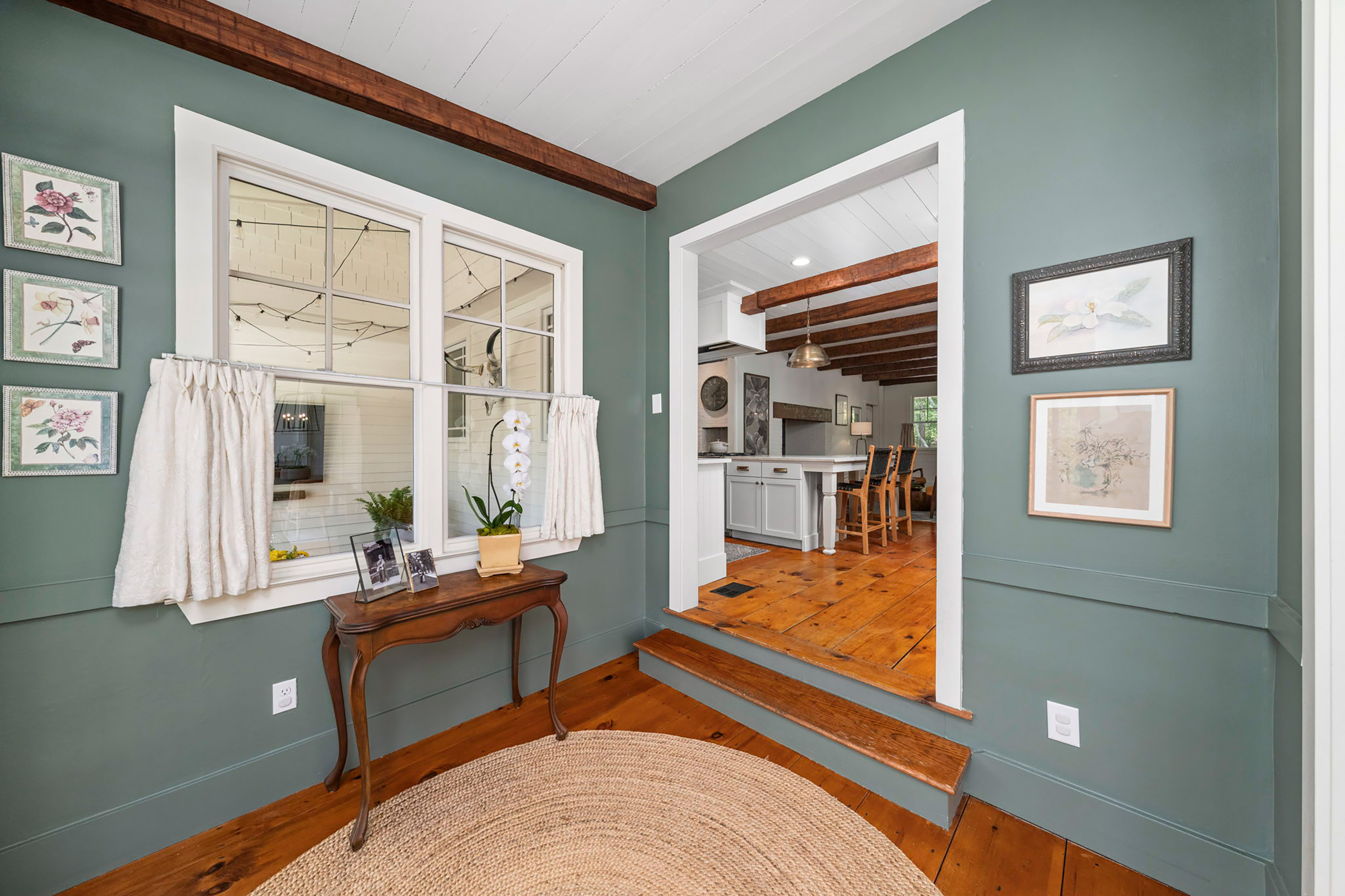  Live Timeless in Coveted Farmhouse on 4+ Private Gated Acres In Roswell - 物件實景