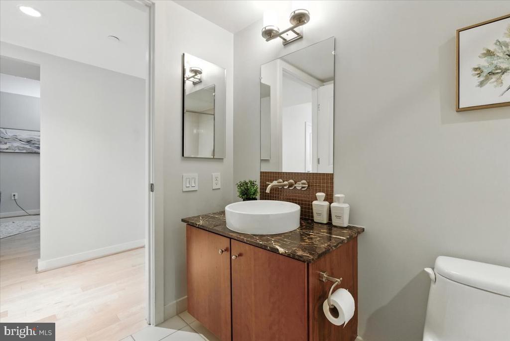 Washington, District of Columbia, 20003, United States, 2 Bedrooms Bedrooms, ,2 BathroomsBathrooms,Residential,For Sale,1974784