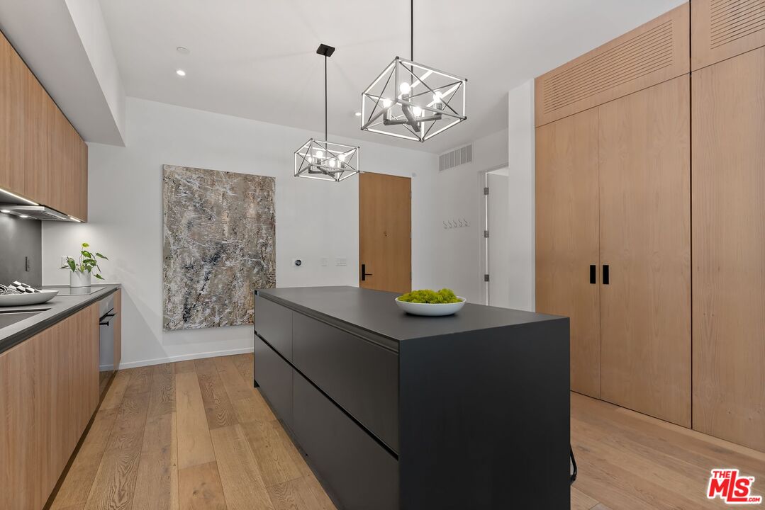 West Hollywood, California, 90069, United States, 2 Bedrooms Bedrooms, ,1 BathroomBathrooms,Residential,For Sale,1938792
