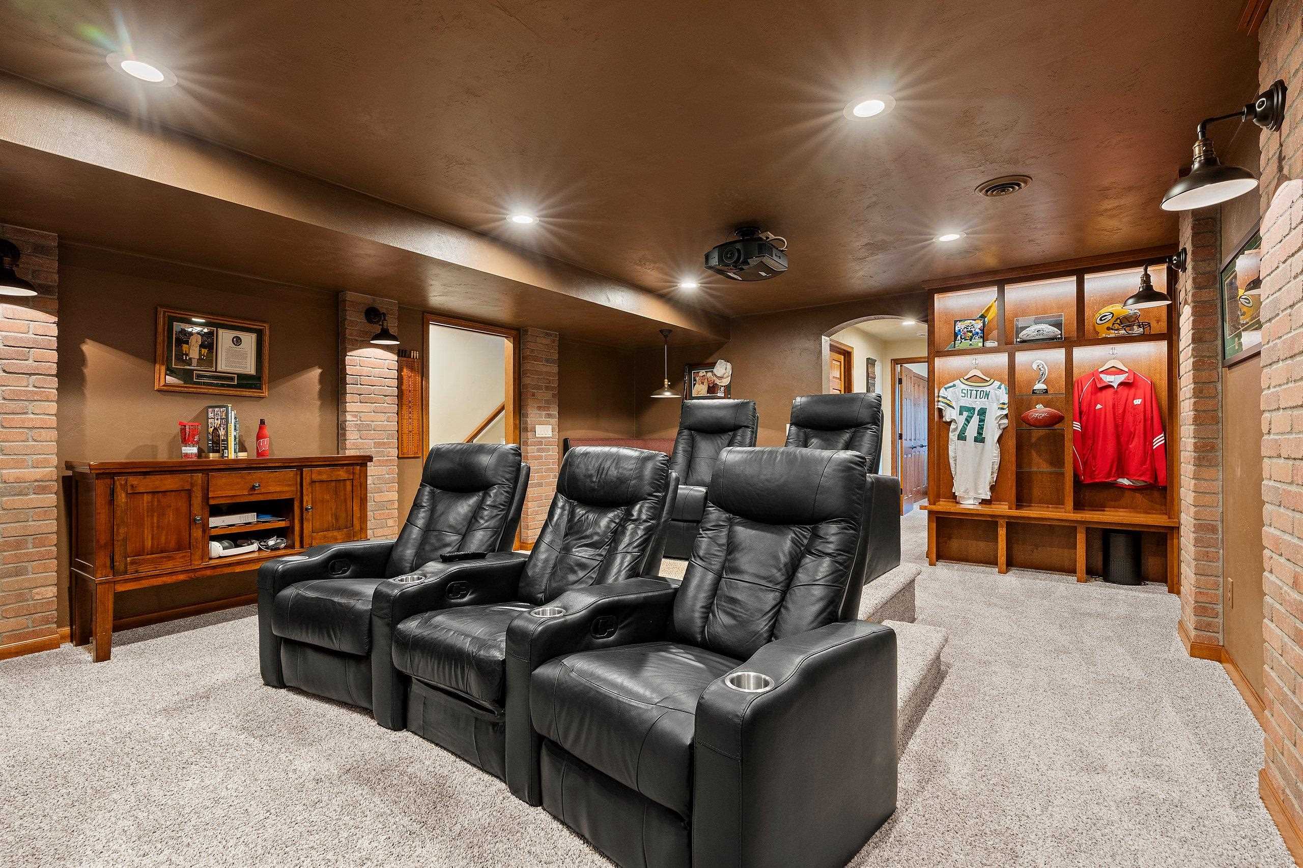 NEENAH, Wisconsin, 54956, United States, 3 Bedrooms Bedrooms, ,3 BathroomsBathrooms,Residential,For Sale,1986561