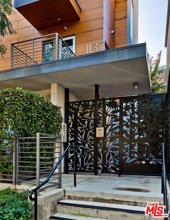 West Hollywood, California, 90069, United States, 2 Bedrooms Bedrooms, ,2 BathroomsBathrooms,Residential,For Sale,1760061