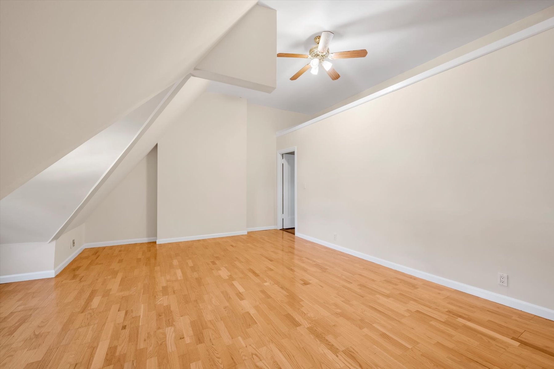  ?RENOVATED FOREST CLOSE ATTACHED BRICK TOWNHOUSE? - 物件實景