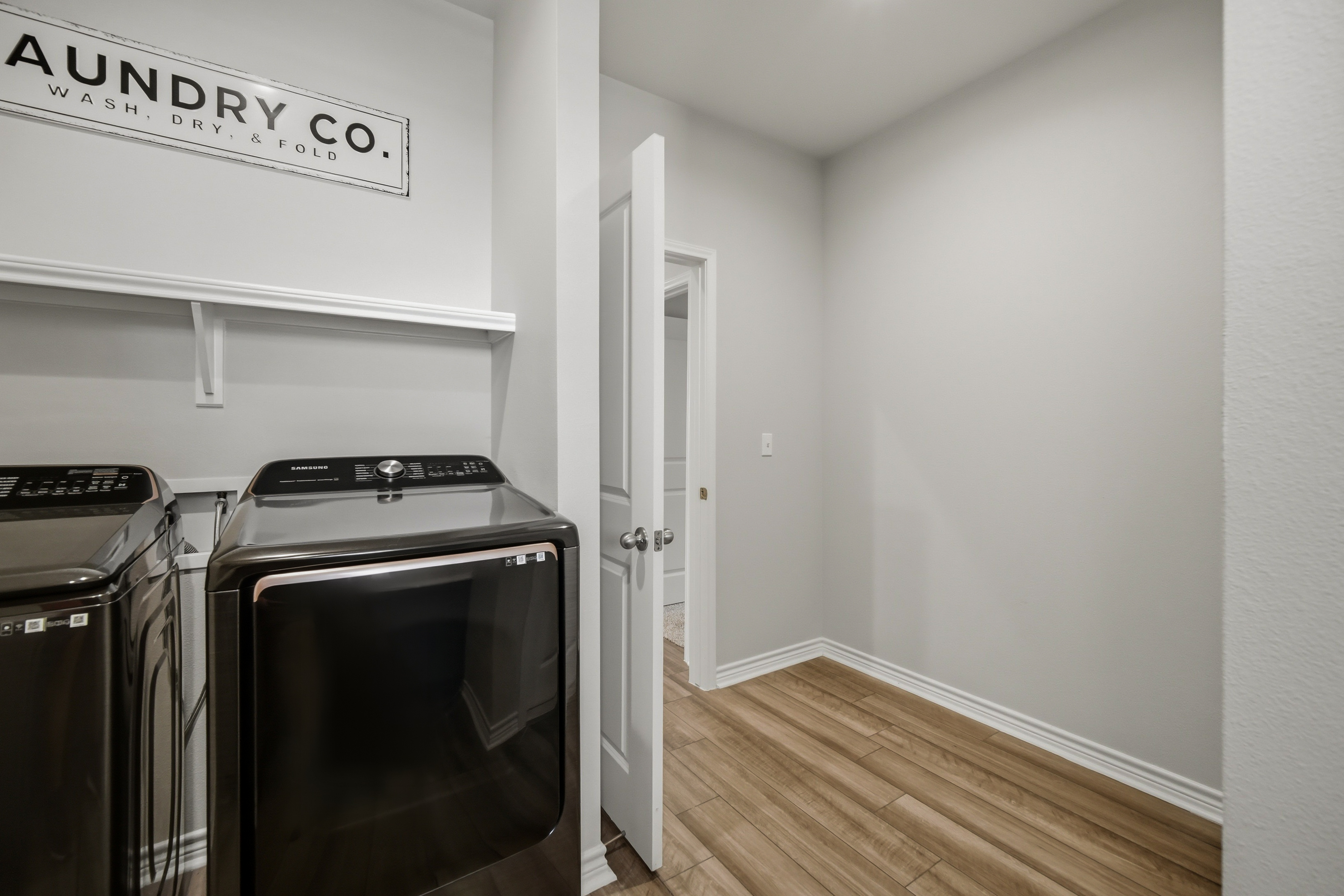  Open-Concept 4BR with Huge Backyard - 物件實景