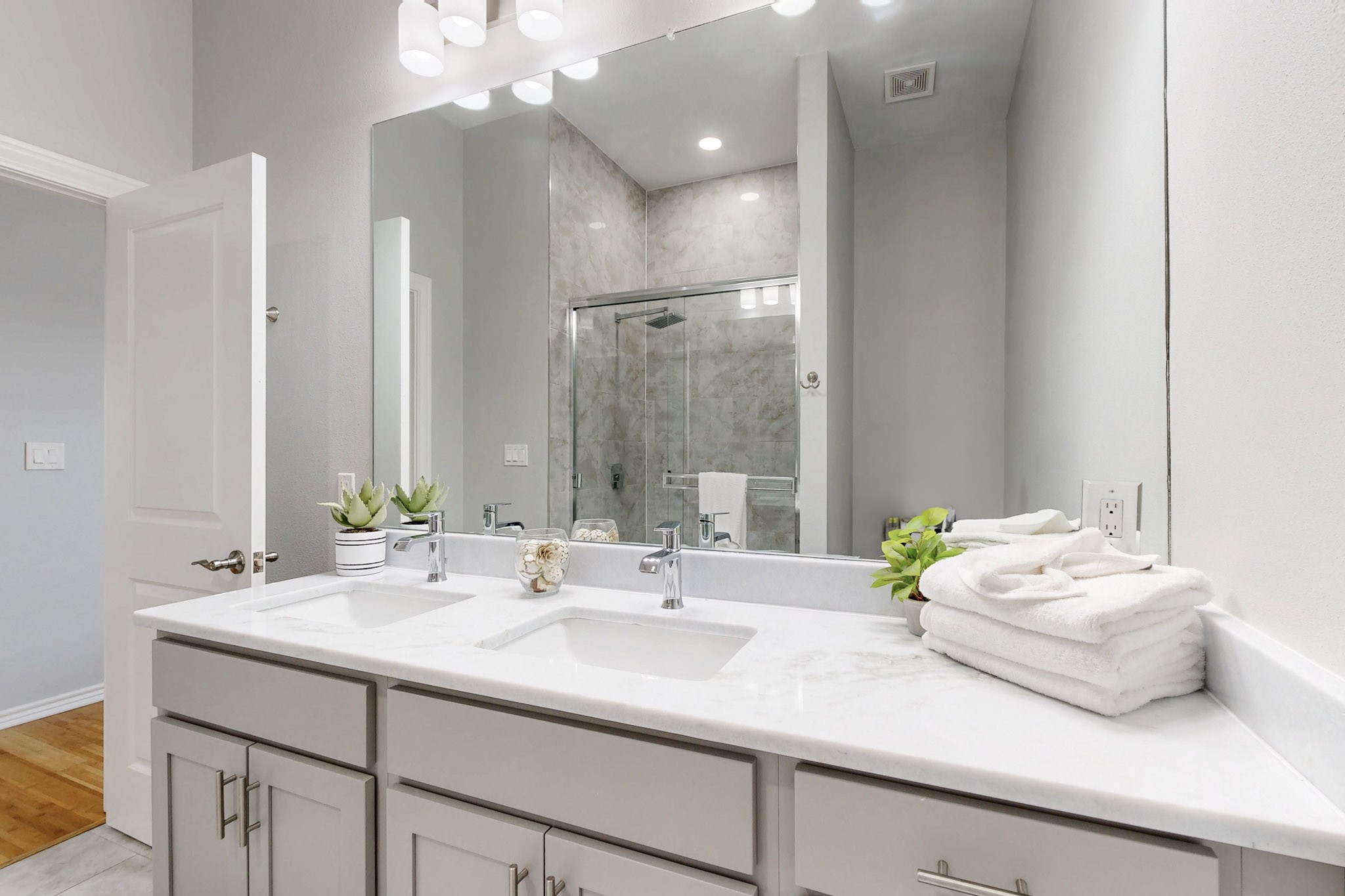 Dallas, Texas, 75204, United States, 3 Bedrooms Bedrooms, ,3 BathroomsBathrooms,Residential,For Sale,1903545
