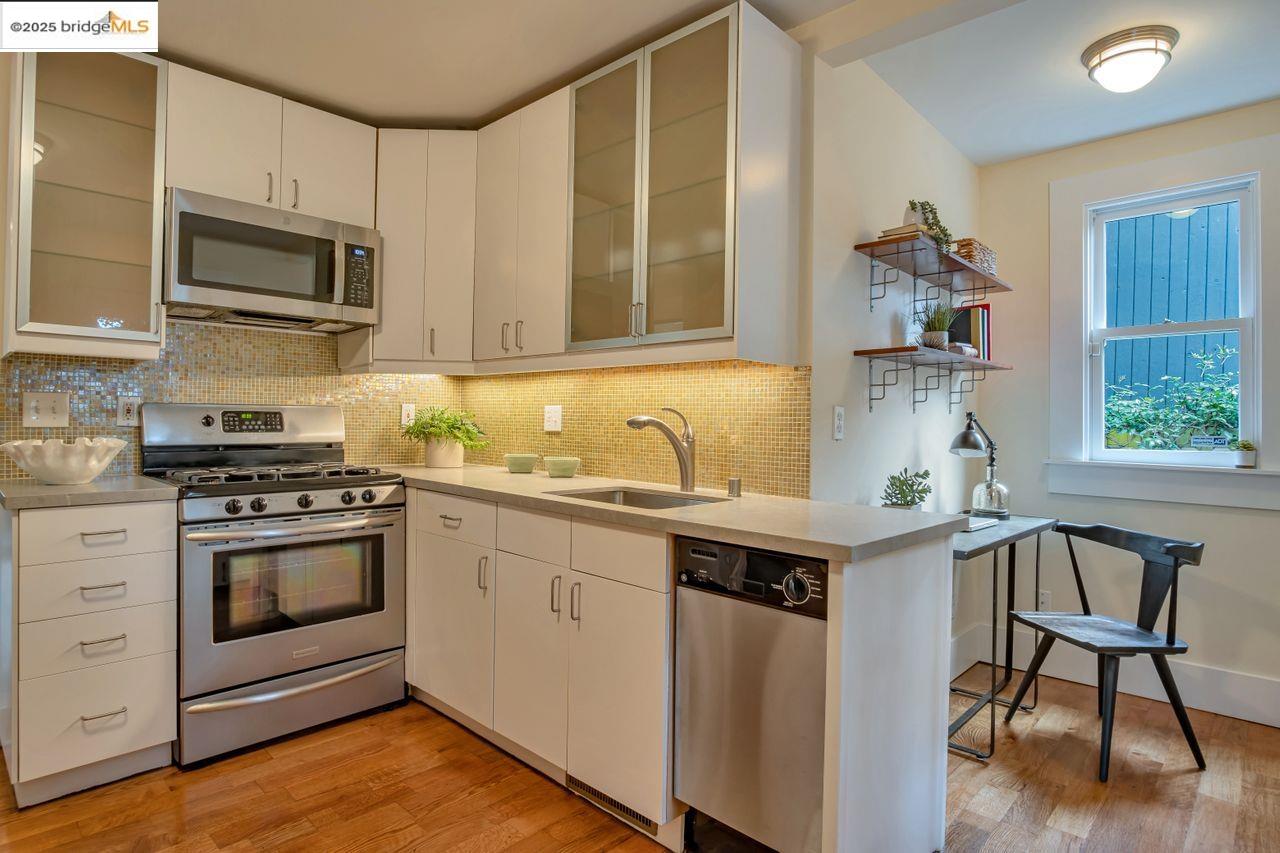 Oakland, California, 94609, United States, 2 Bedrooms Bedrooms, ,1 BathroomBathrooms,Residential,For Sale,1934711